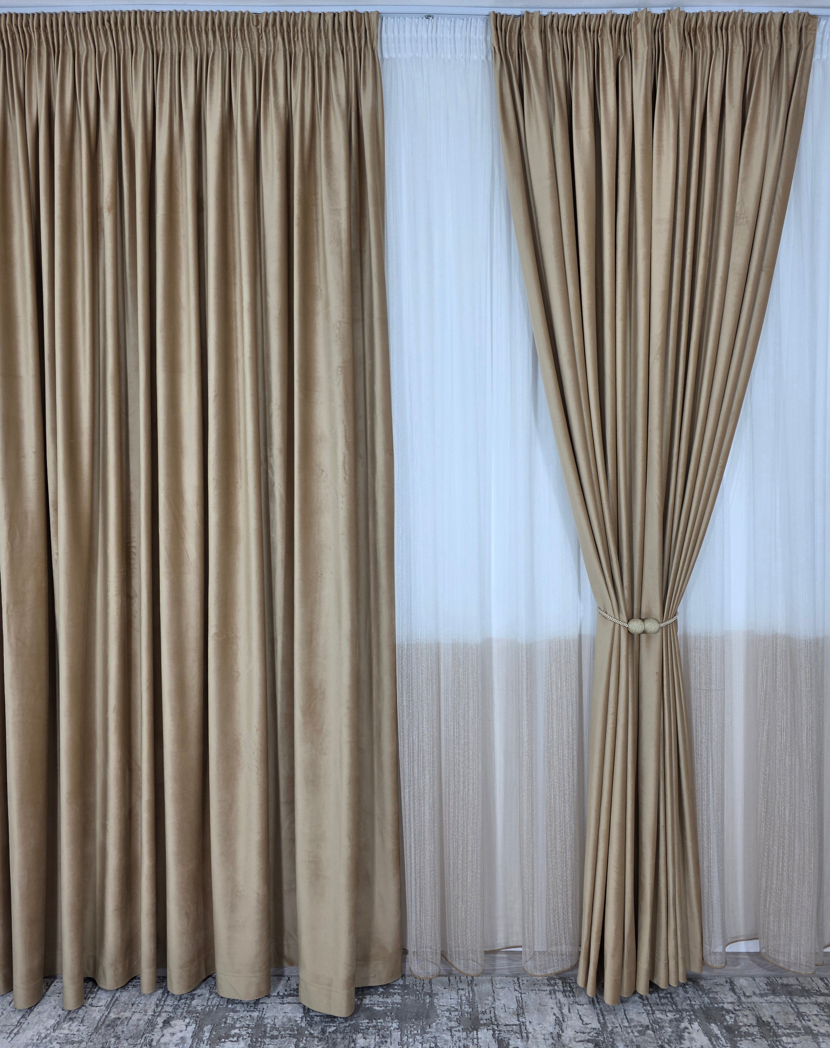 Set Marigold: perdea in doua culori alb-capucino tip borangic si draperie catifea crem-miere