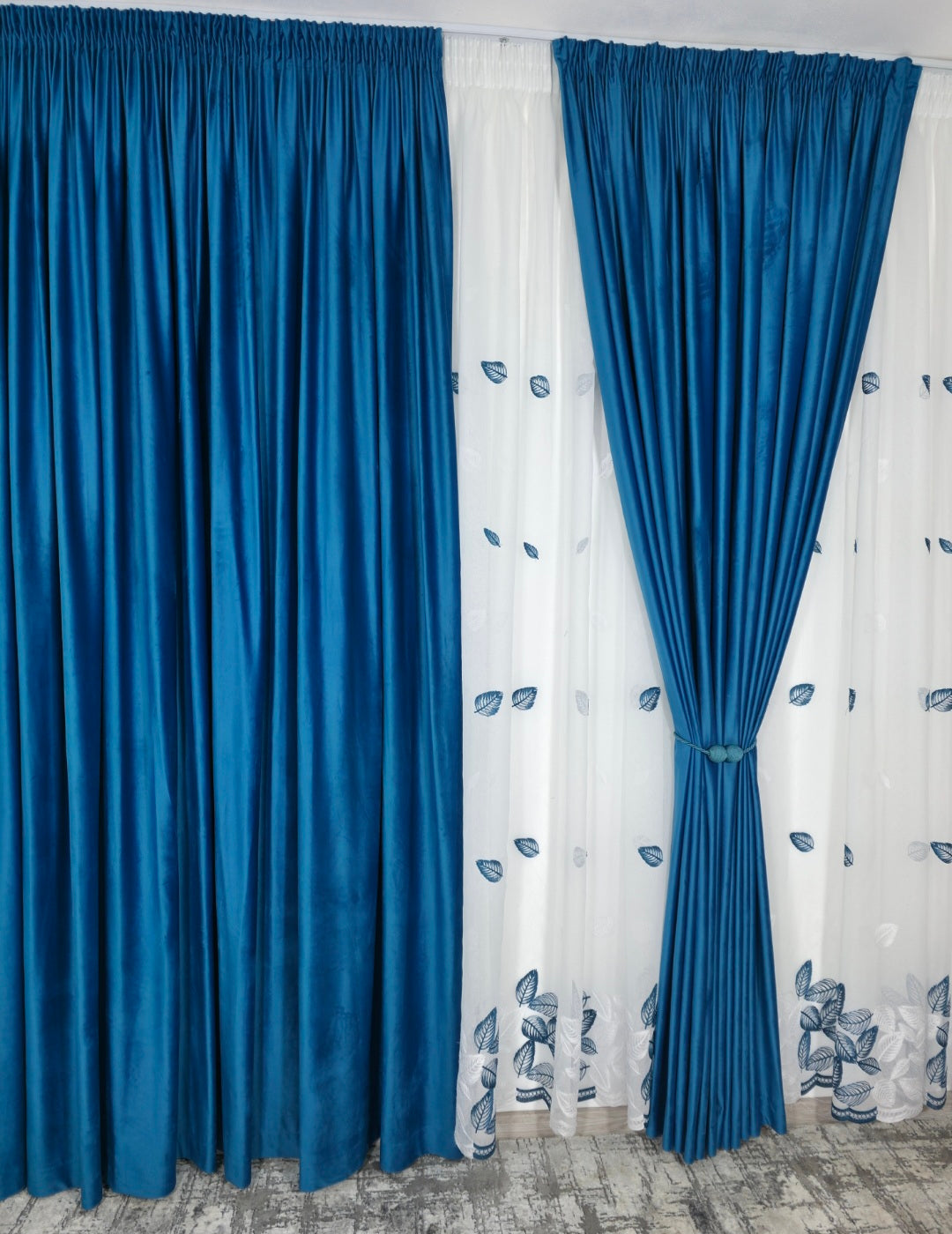 Set Maya: perdea din in cu frunze turcoaz-alb si draperie catifea turcoaz