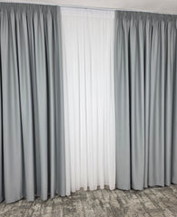 Colectia Blackout: Perdea Matase Alba Si Draperie Gri Deschis Blackout 80%
