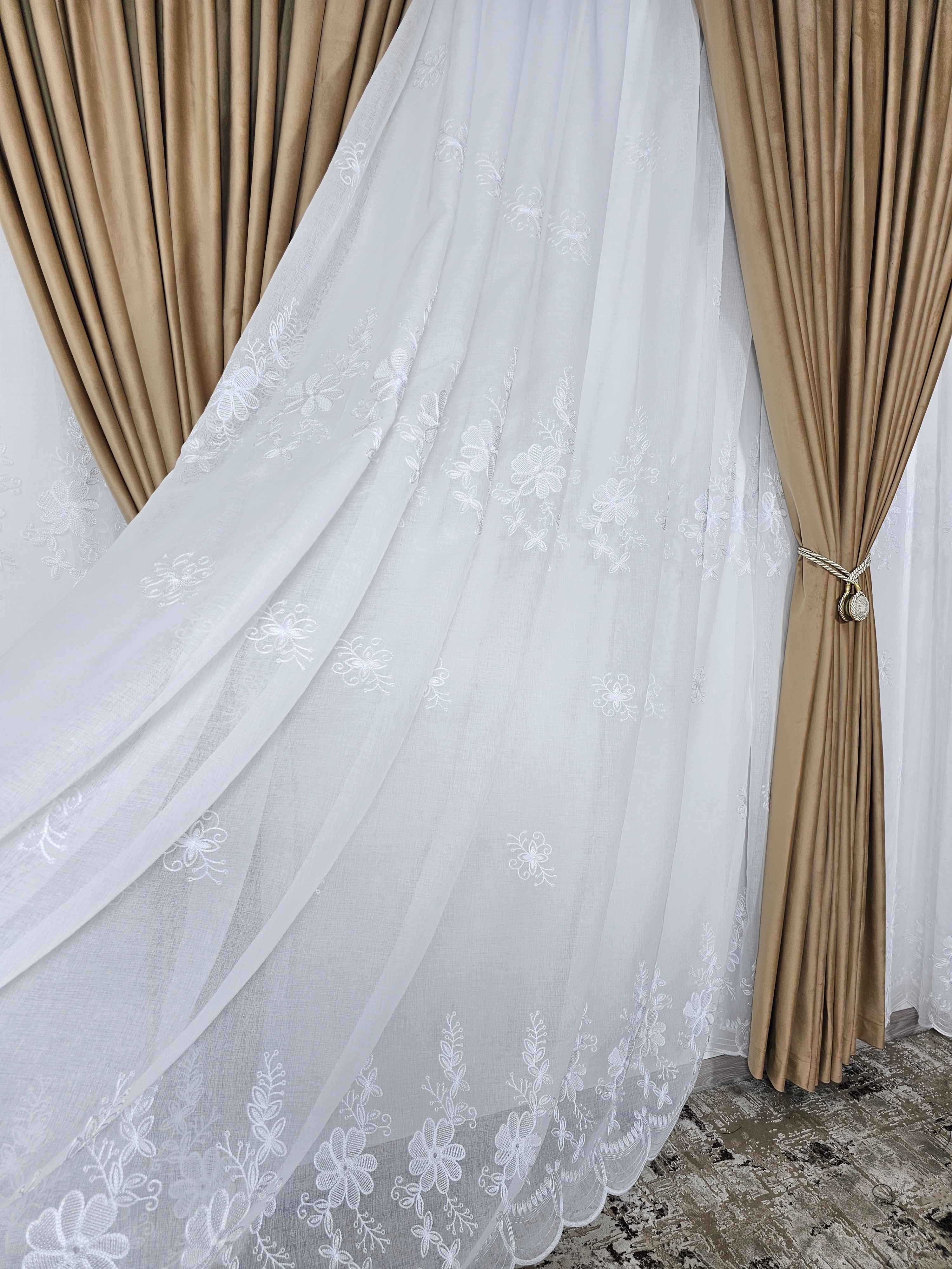 Set Lefkada: perdea alba din in cu flori albe si draperie catifea caramel