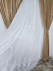Set Lefkada: perdea alba din in cu flori albe si draperie catifea caramel