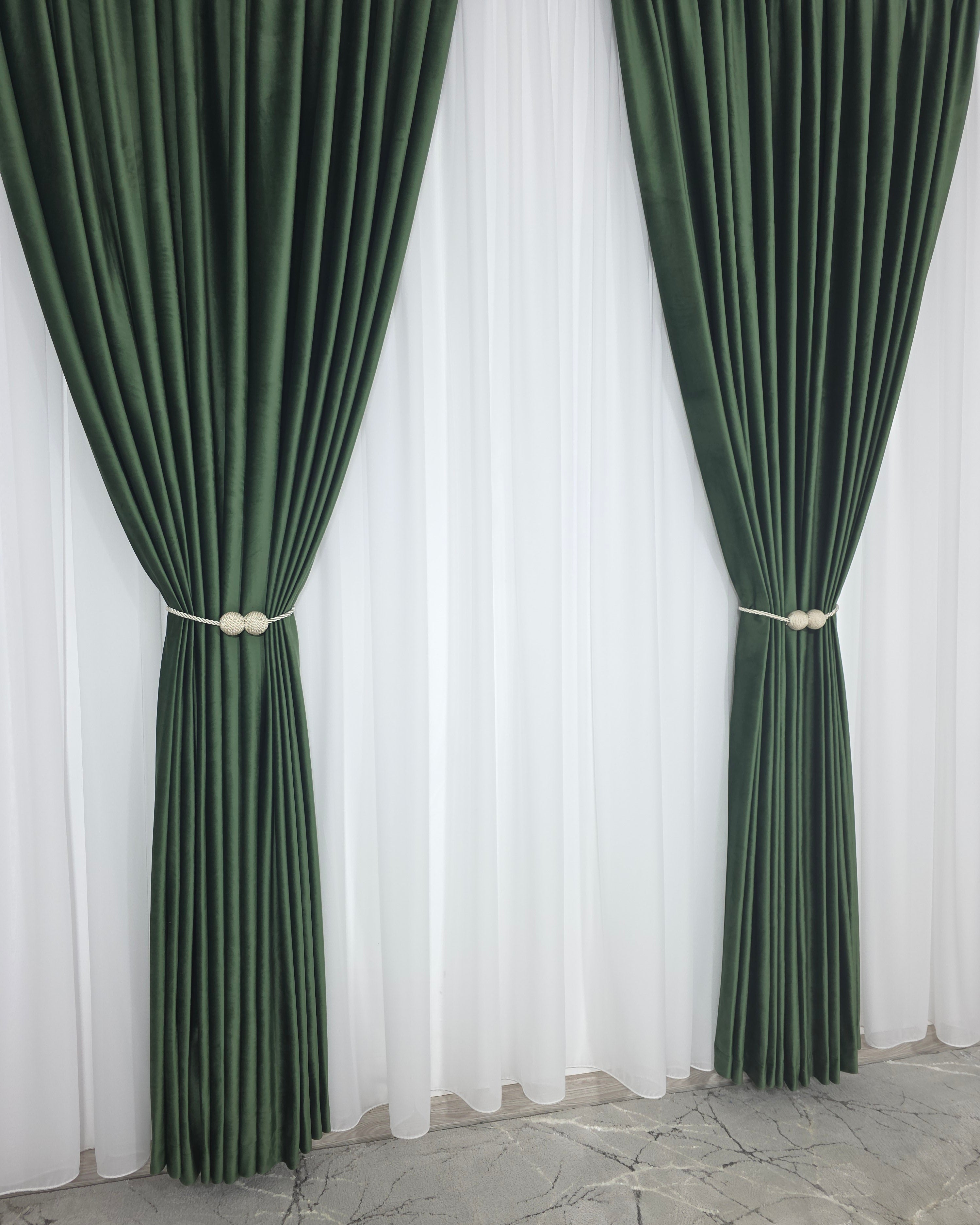 Set Narcisa: Perdea Alba Din Voal Si Draperie Catifea Verde Olive