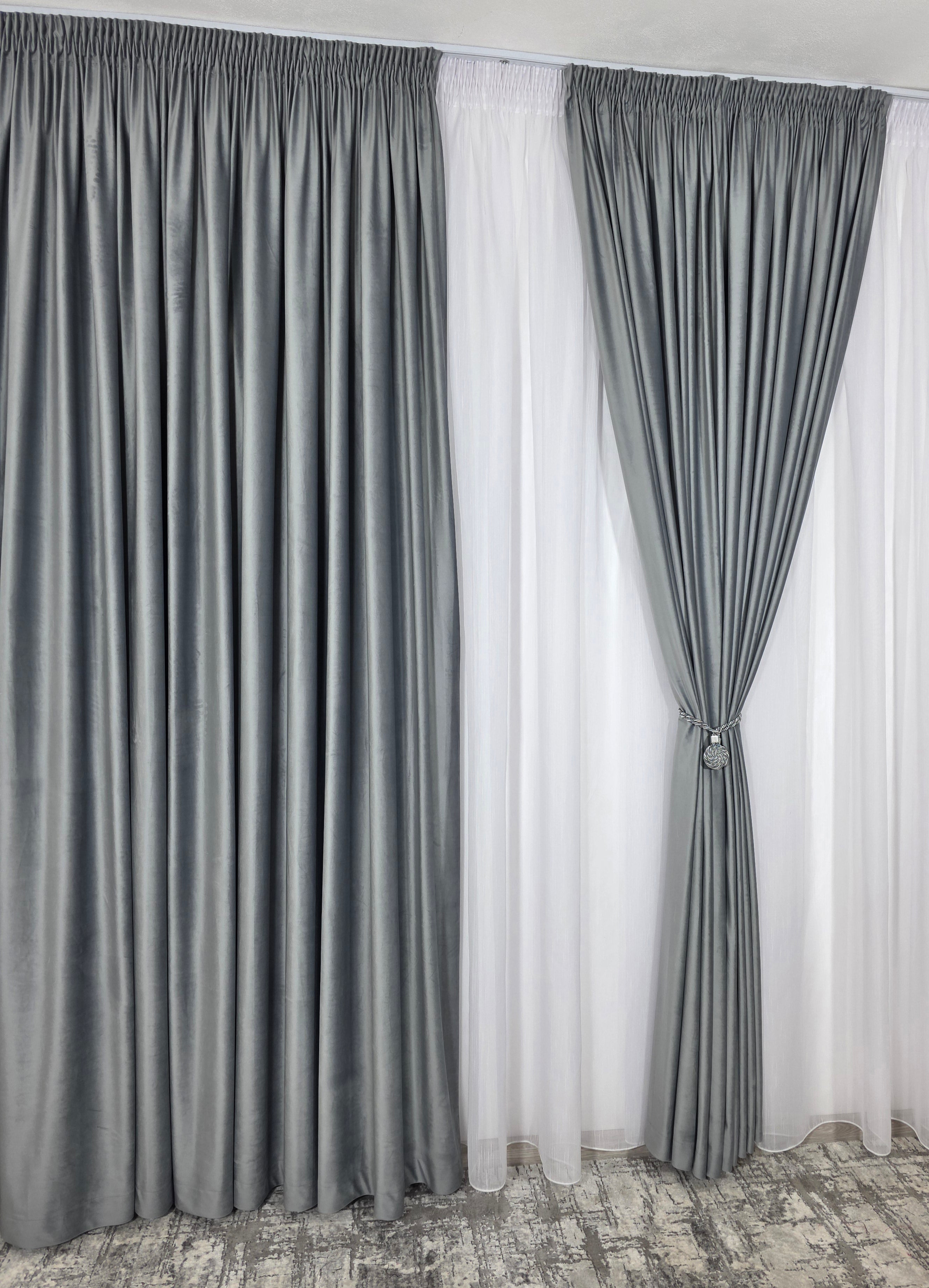 Set Lara: perdea alba sable si draperie catifea gri deschis