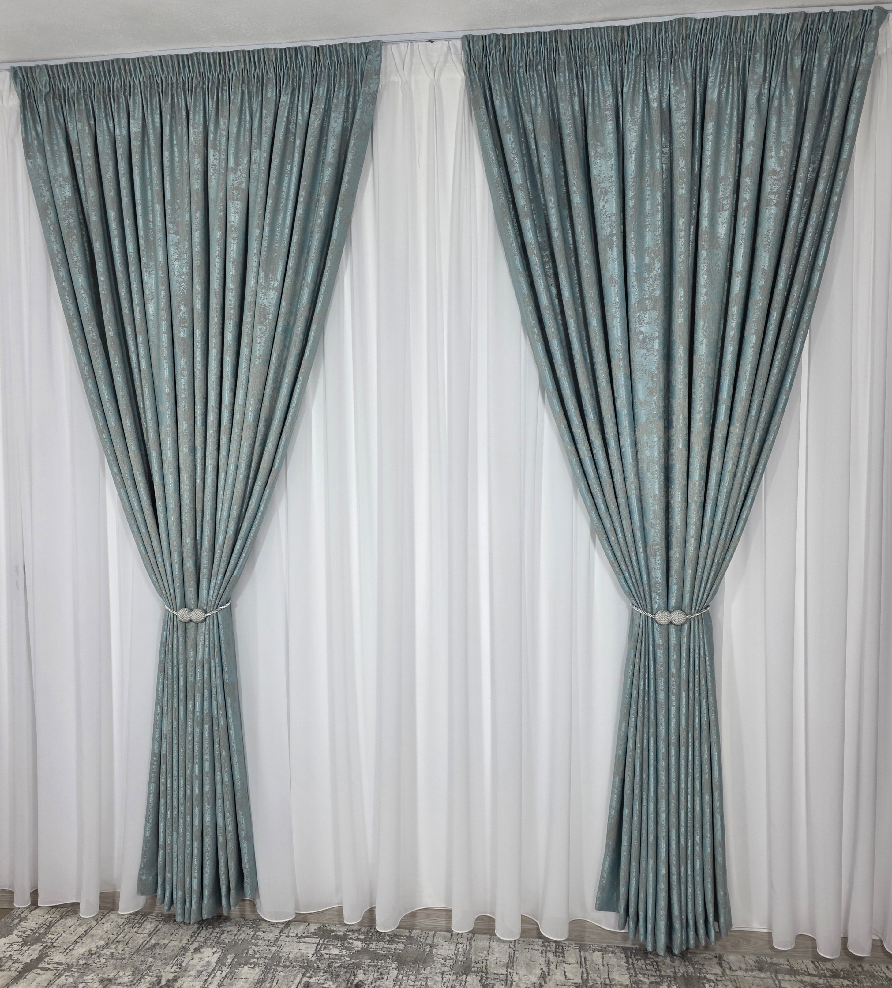 Colectia Decorativa: Perdea Alba Simpla si Draperie Tip Vopsea-Turcoaz Deschis