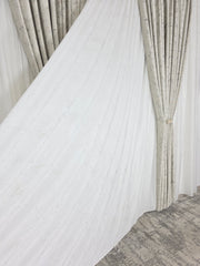 Colectia Royal: Perdea Alba Din Matase Cu Insertii Aurii Varianta 2 Si Draperie Catifea Crem Cu Insertii
