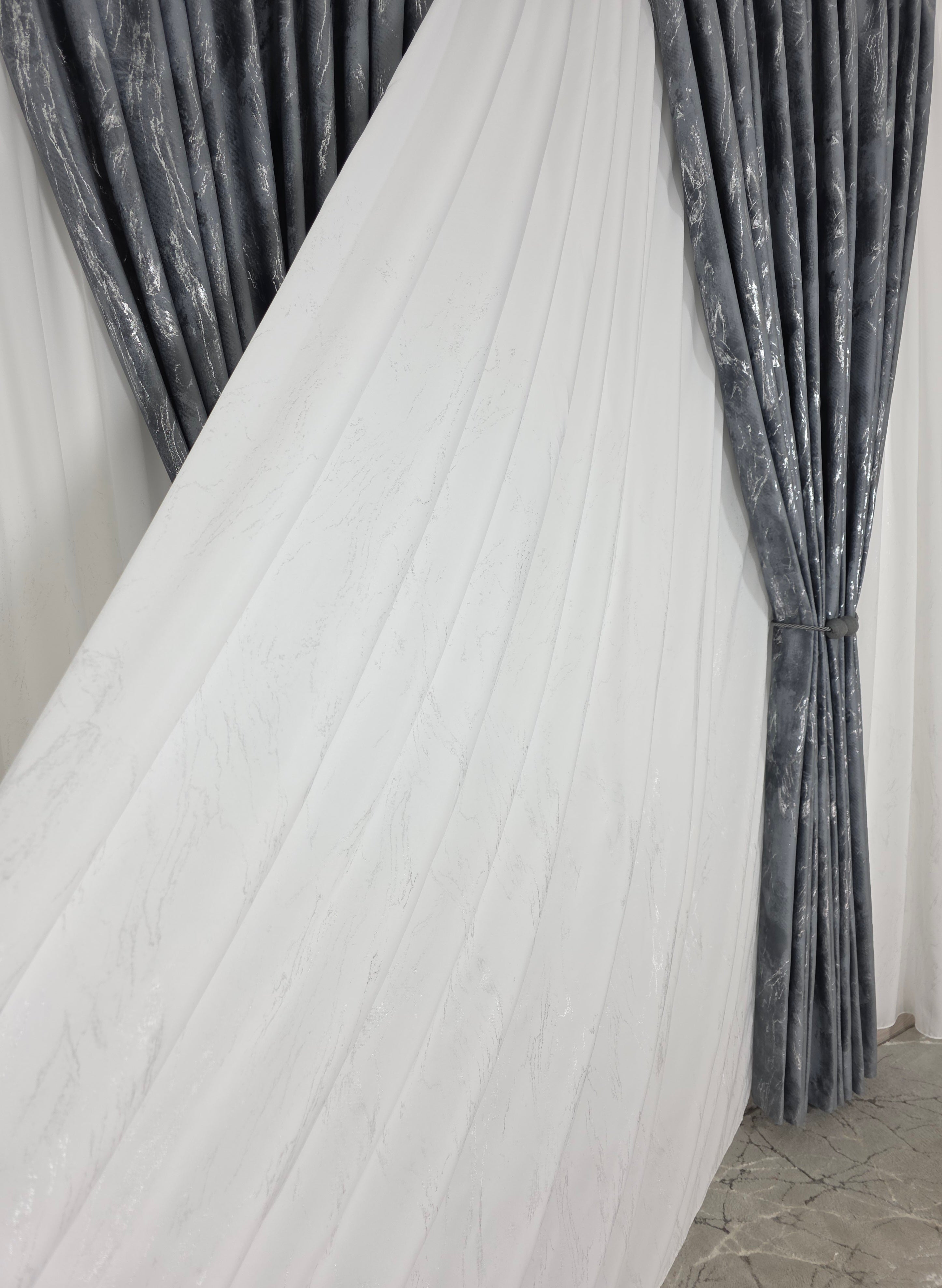 Colectia Venetia: perdea din matase cu insertii argintii varianta 3 si draperie din catifea cu insertii argintii - Gri inchis