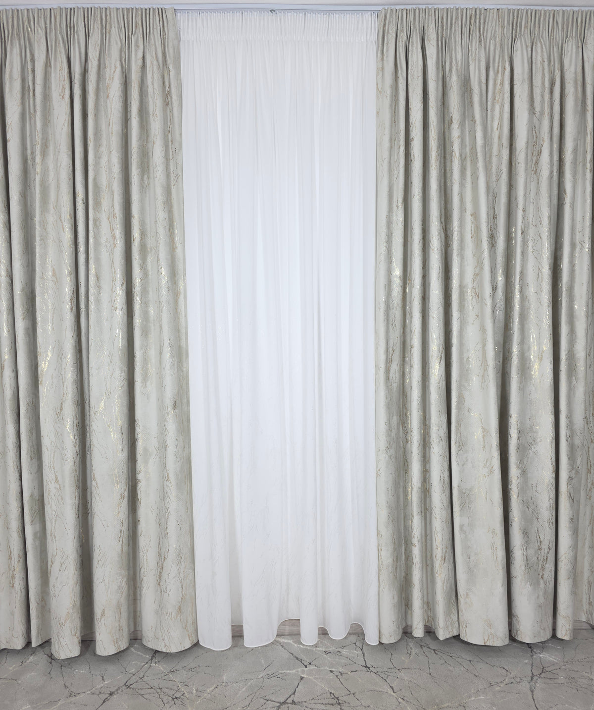 Colectia Venetia: perdea din matase cu insertii aurii varianta 3 si draperie din catifea cu insertii aurii - Ivoire