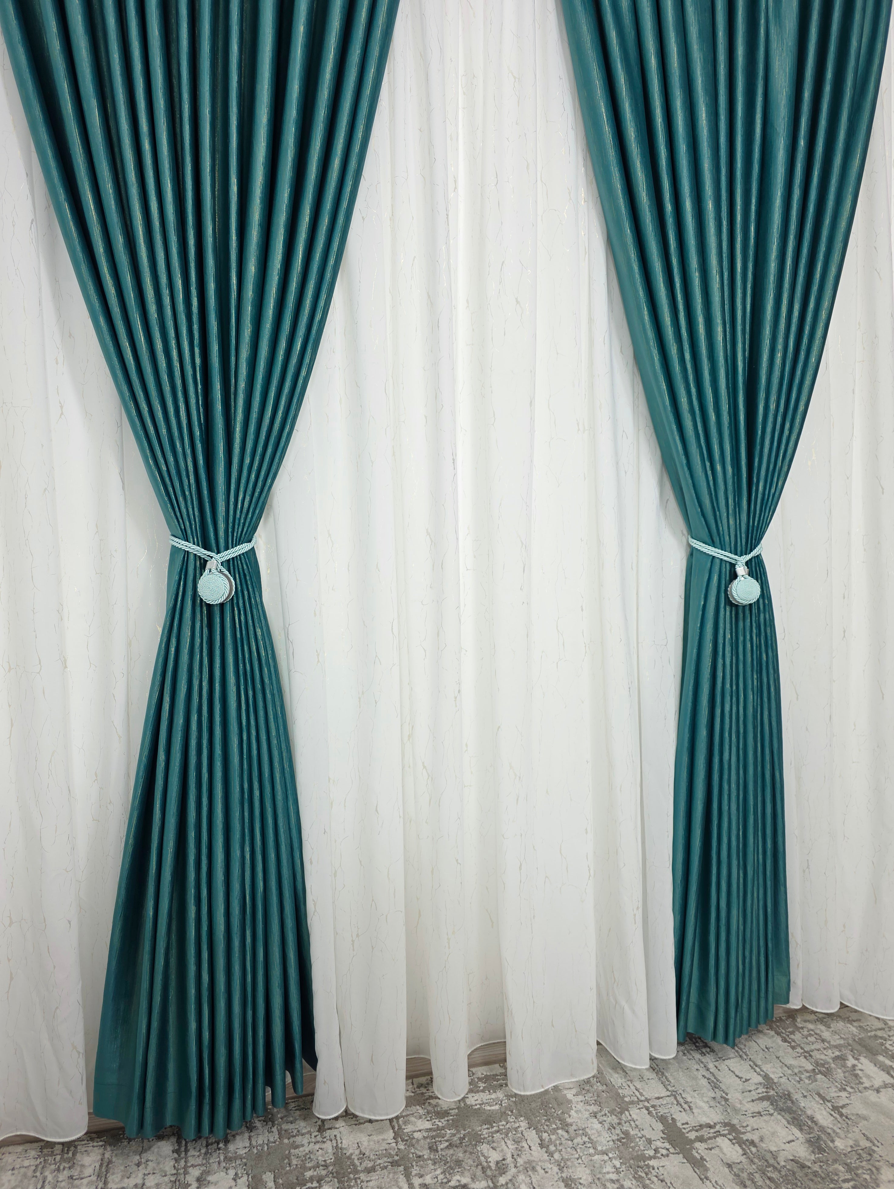 Colectia Valencia: Perdea Alba Din Matase Cu Insertii Aurii Varianta 1 Si Draperie Rolex Catifea Verde Turcoaz Cu Sclipici Auriu
