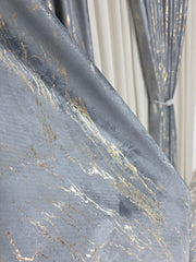 Set Clarisa: Perdea Jorjet Gri Si Draperie Milano Din Catifea Gri Inchis Cu Insertii Aurii