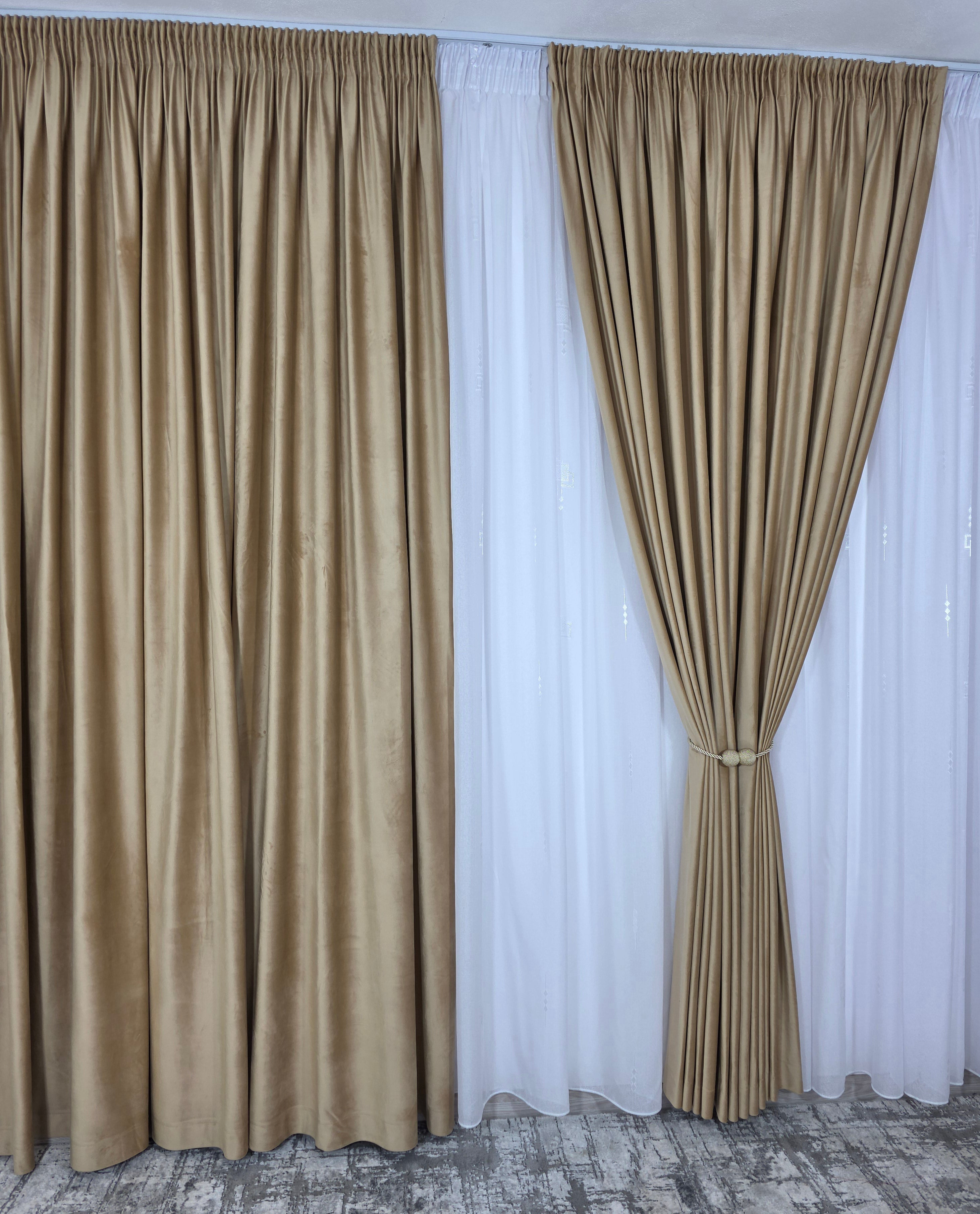 Set Alina: perdea in cristal alb cu forme geometrice si draperie catifea miere