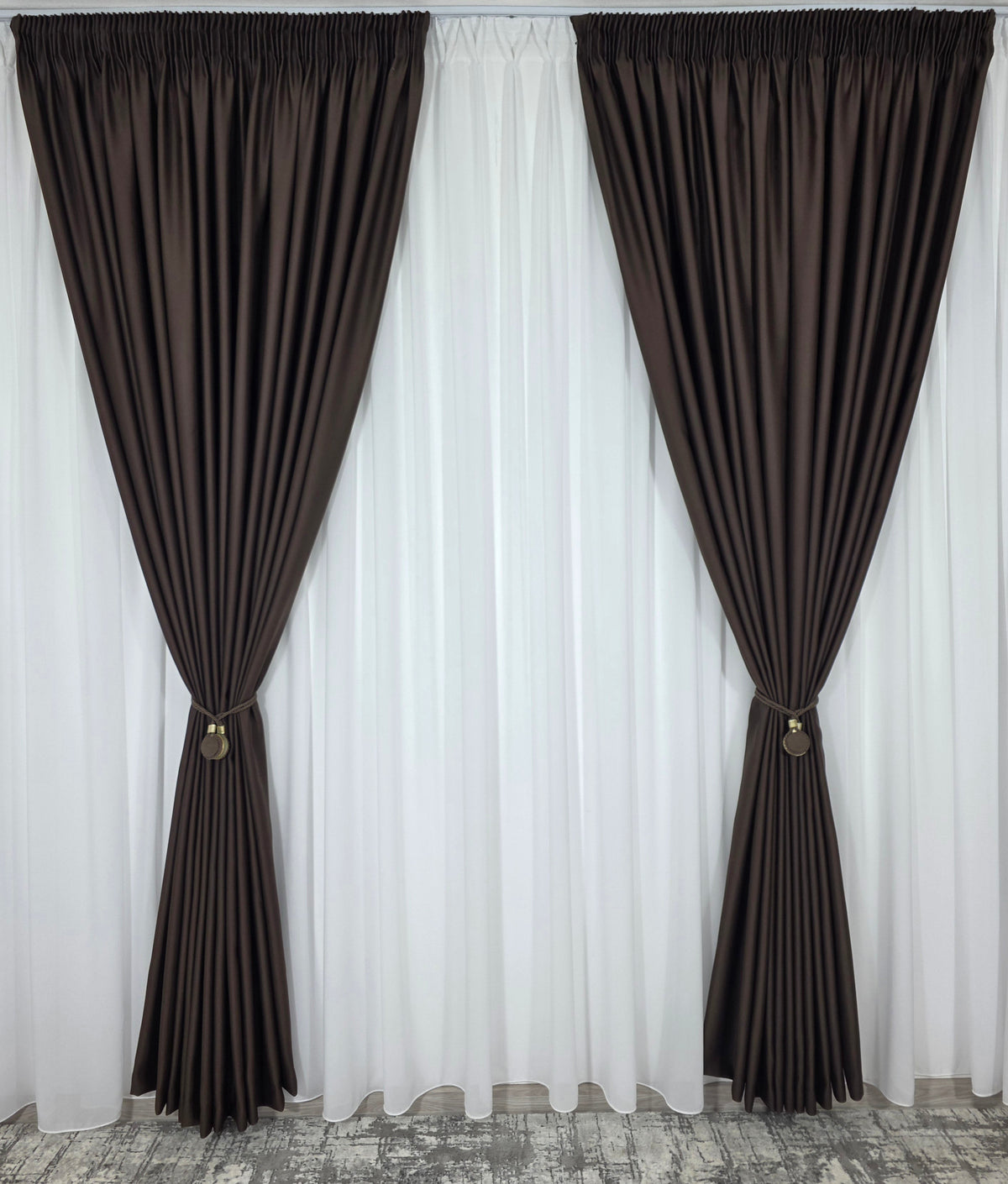 Colectia Blackout: Perdea Matase Alba Si Draperie Maro Blackout 98%