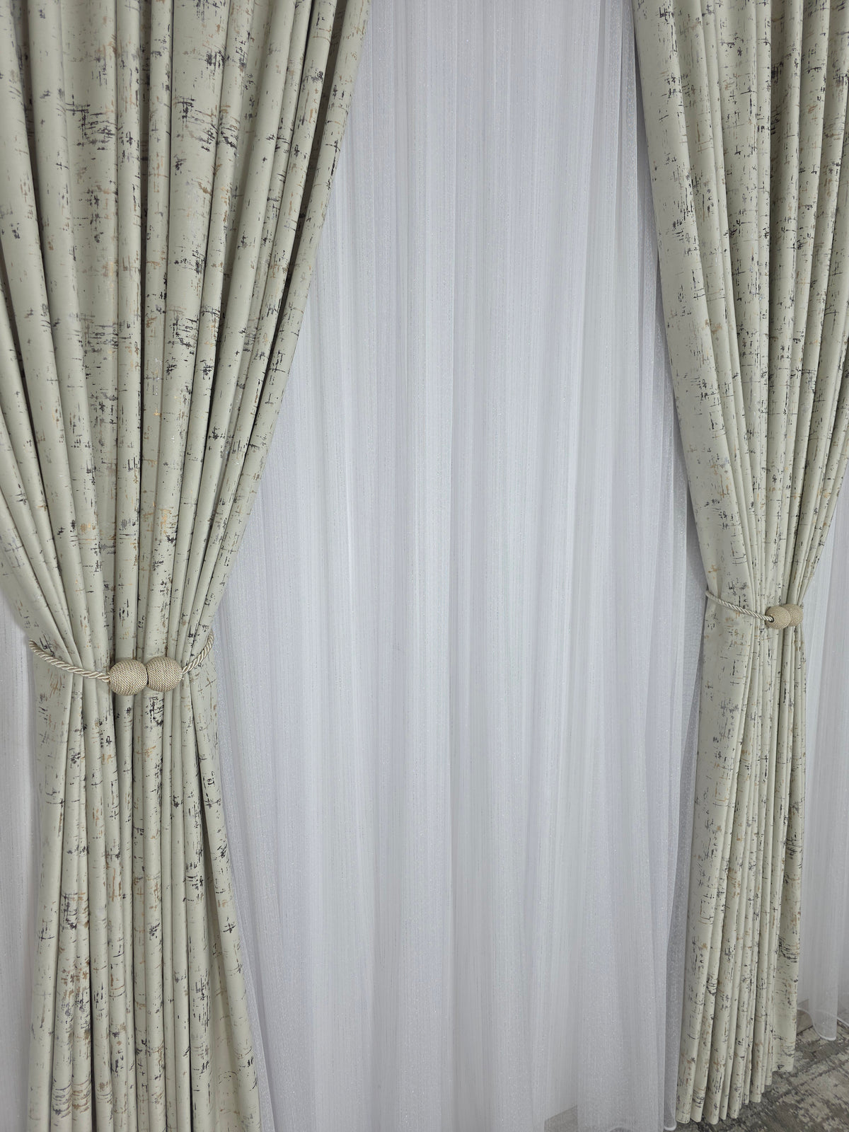 Colectia Pandantiv: Perdea Alba Din Borangic Cu Sidef Argintiu Si Draperie Catifea Crem Cu Insertii