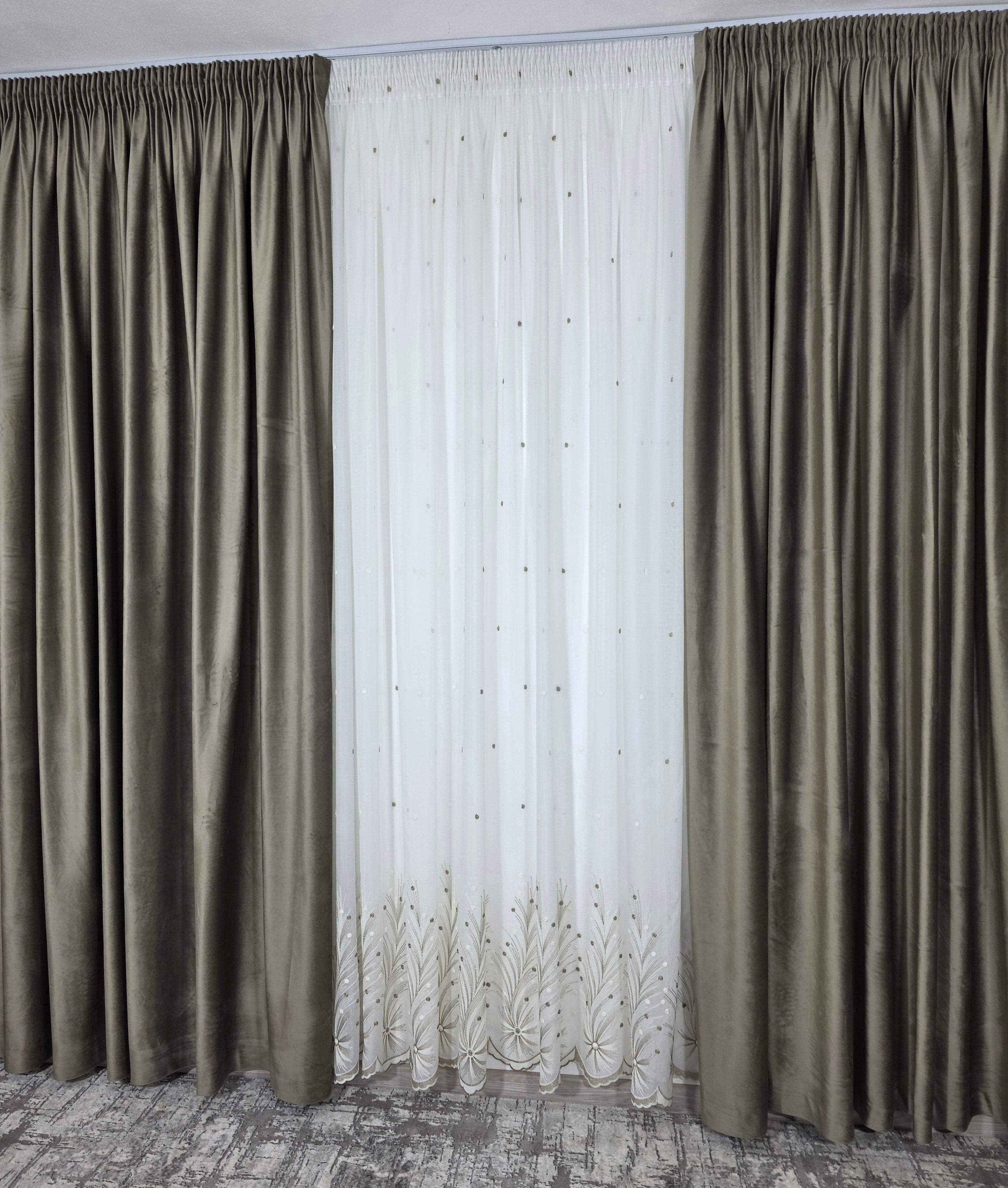 Set Gabriela: perdea ivoire in cristal cu broderie bej si draperie catifea bej inchis