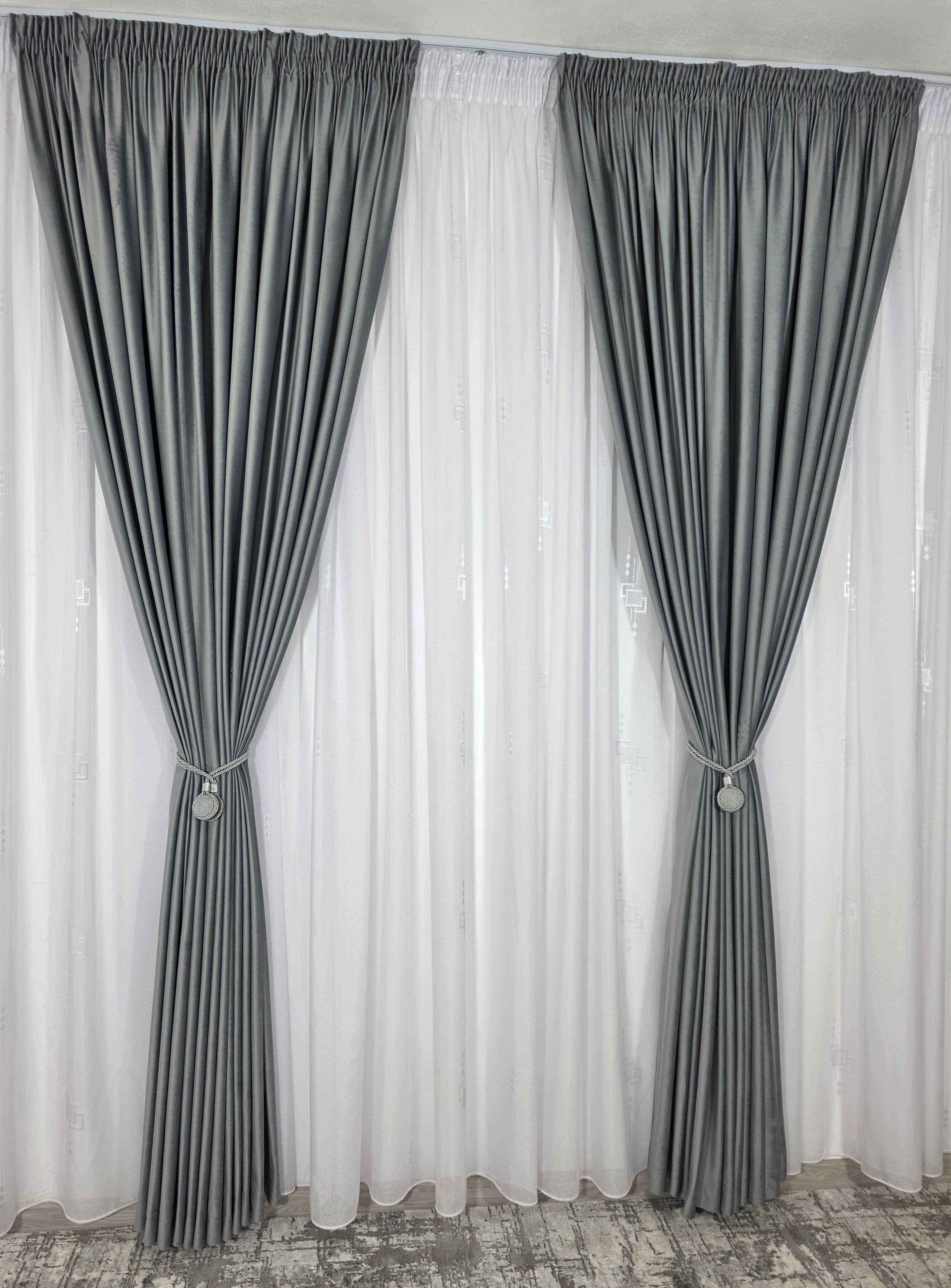 Set Mirabela: perdea alba din in cristal cu forme geometrice si draperie catifea gri deschis