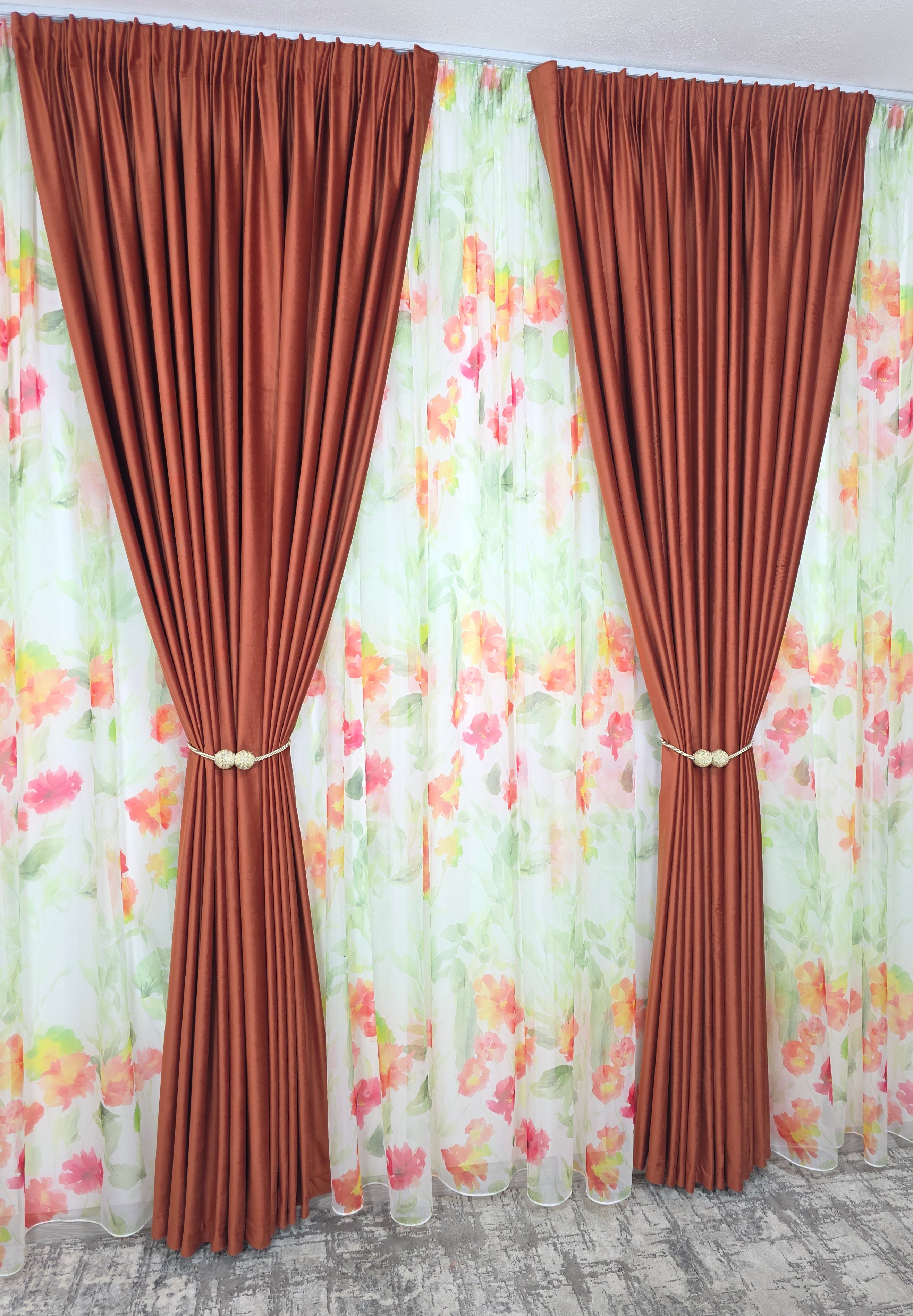 Set Petale in Cupru: Perdea Din Voal Cu Model Floral Si Draperie Catifea Caramiziu