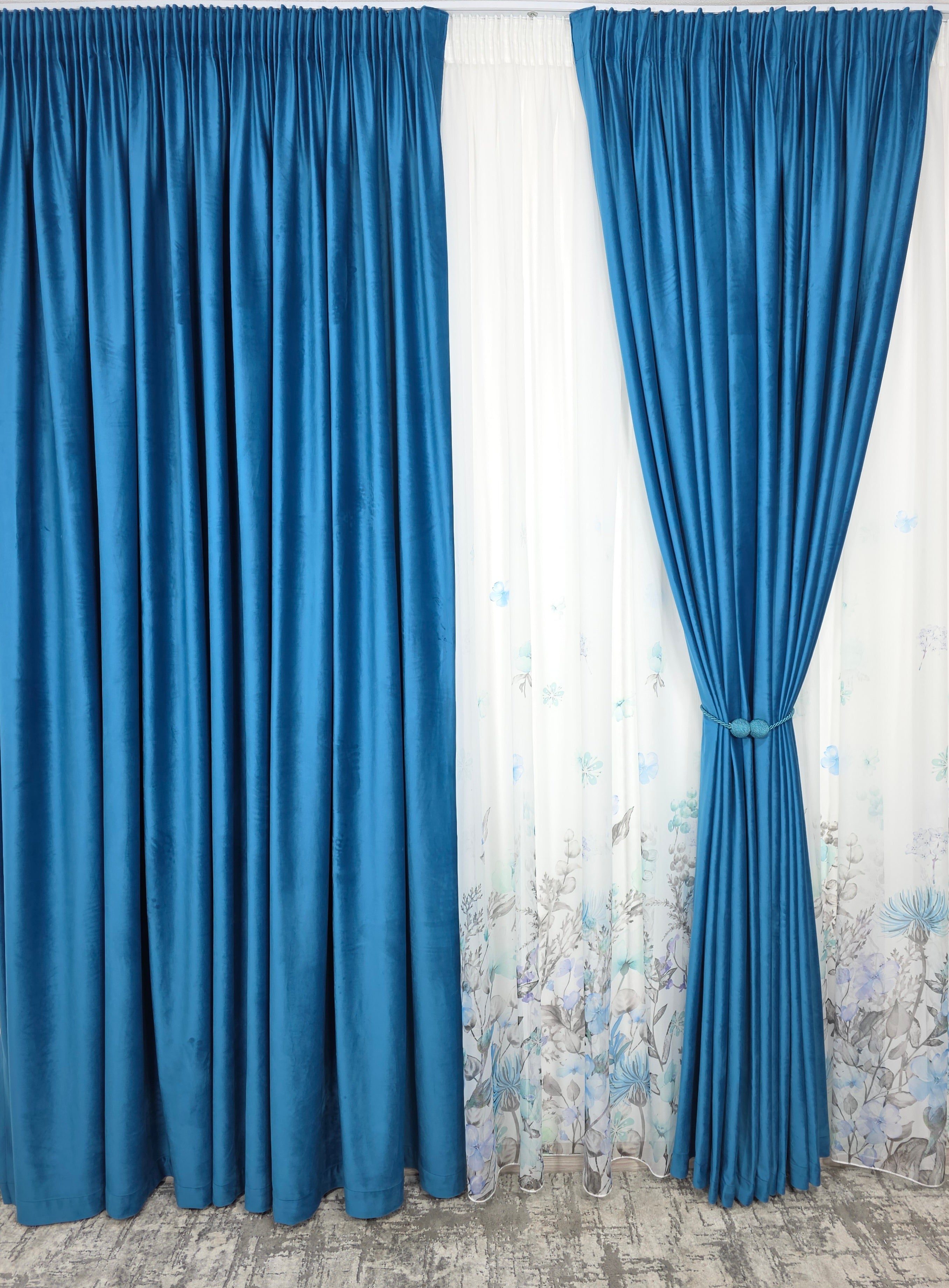 Set Laguna de Safir: Perdea Din Voal Cu Model Floral Si Draperie Catifea Turcoaz Azur