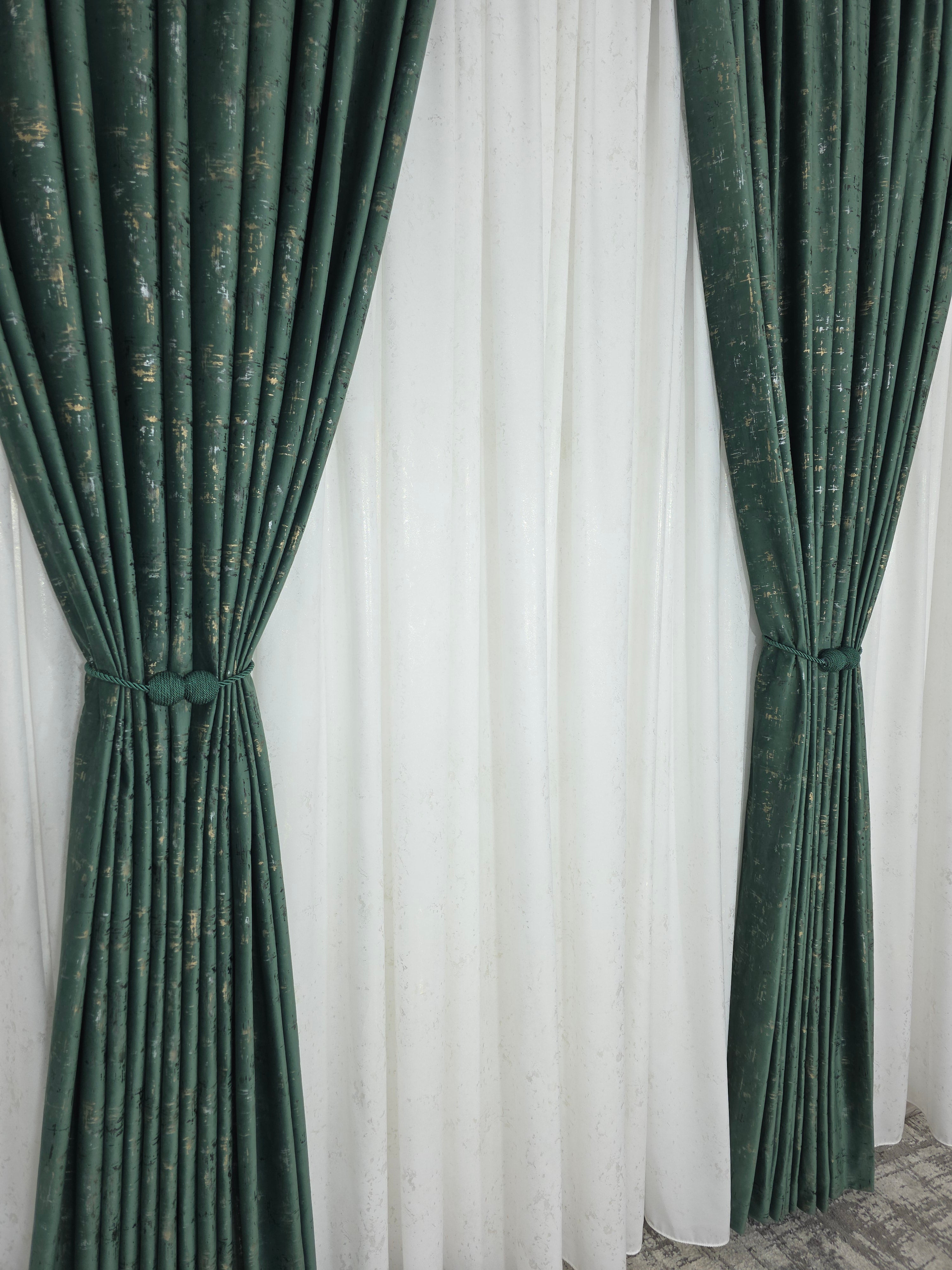 Colectia Royal: Perdea Alba Din Matase Cu Insertii Aurii Varianta 2 Si Draperie Catifea Verde Smarald Cu Insertii