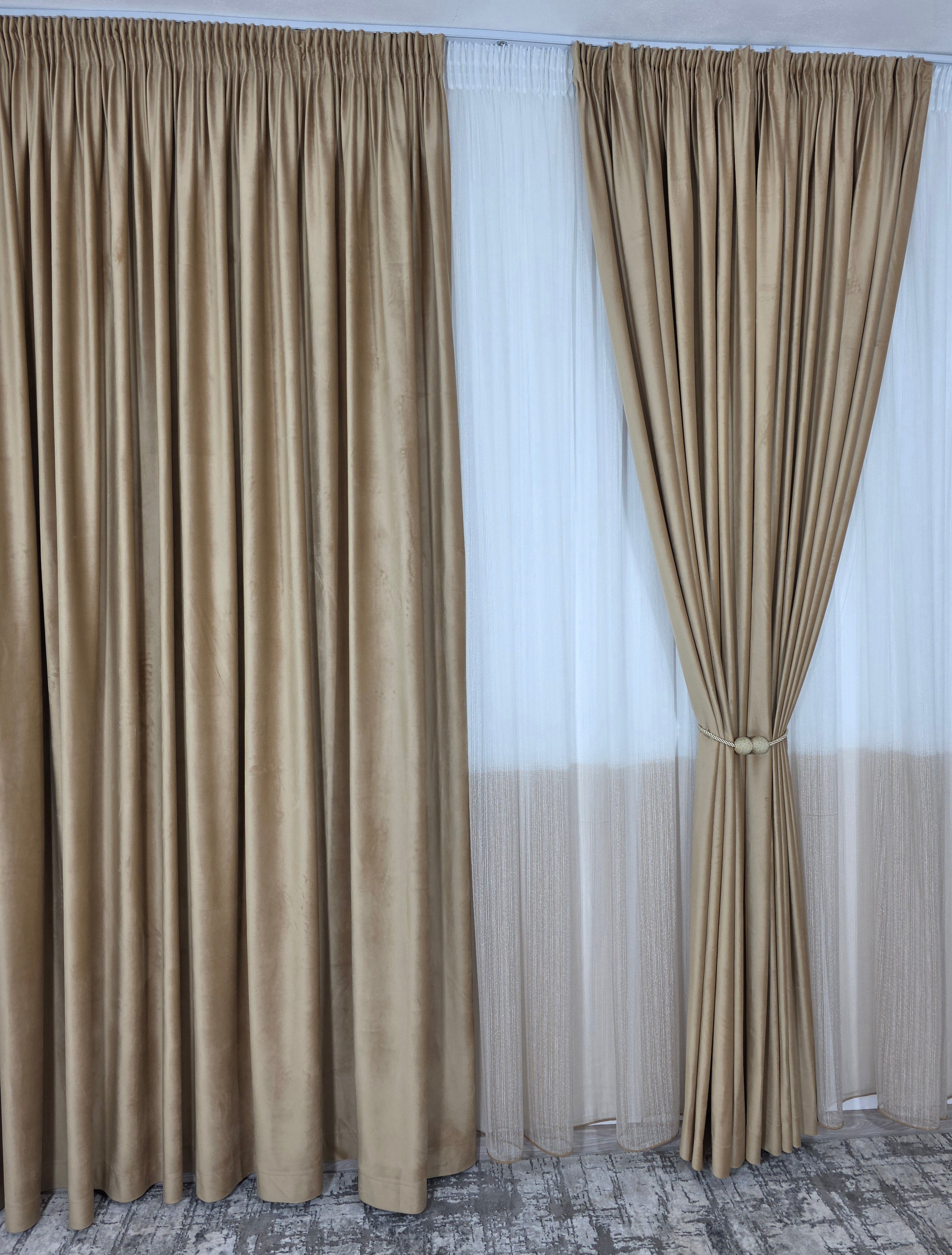 Set Marigold: perdea in doua culori alb-capucino tip borangic si draperie catifea crem-miere
