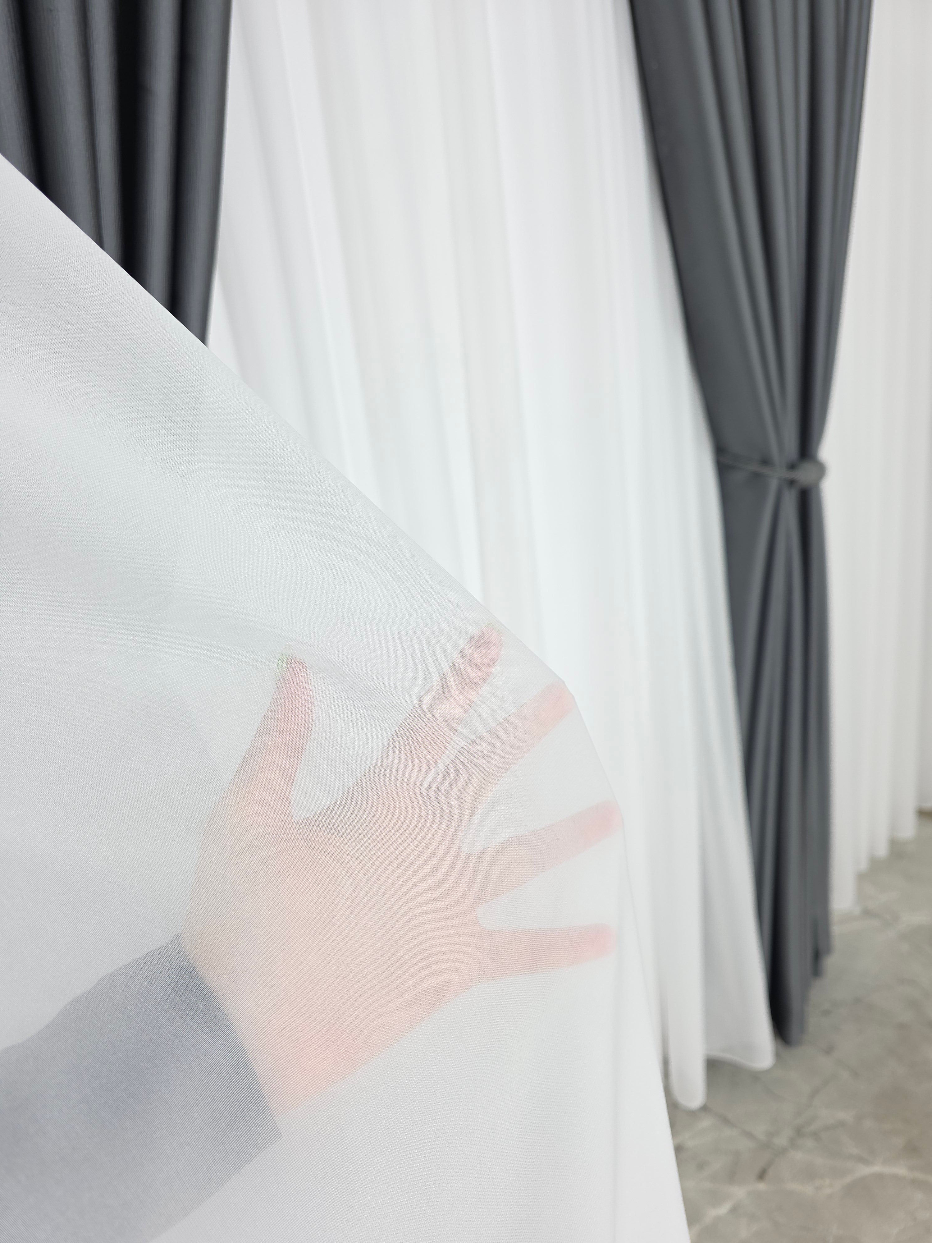 Colectia Noapte-Zi: Perdea voal alb premium si Draperie Paris blackout 100% opaca pe culoarea gri inchis