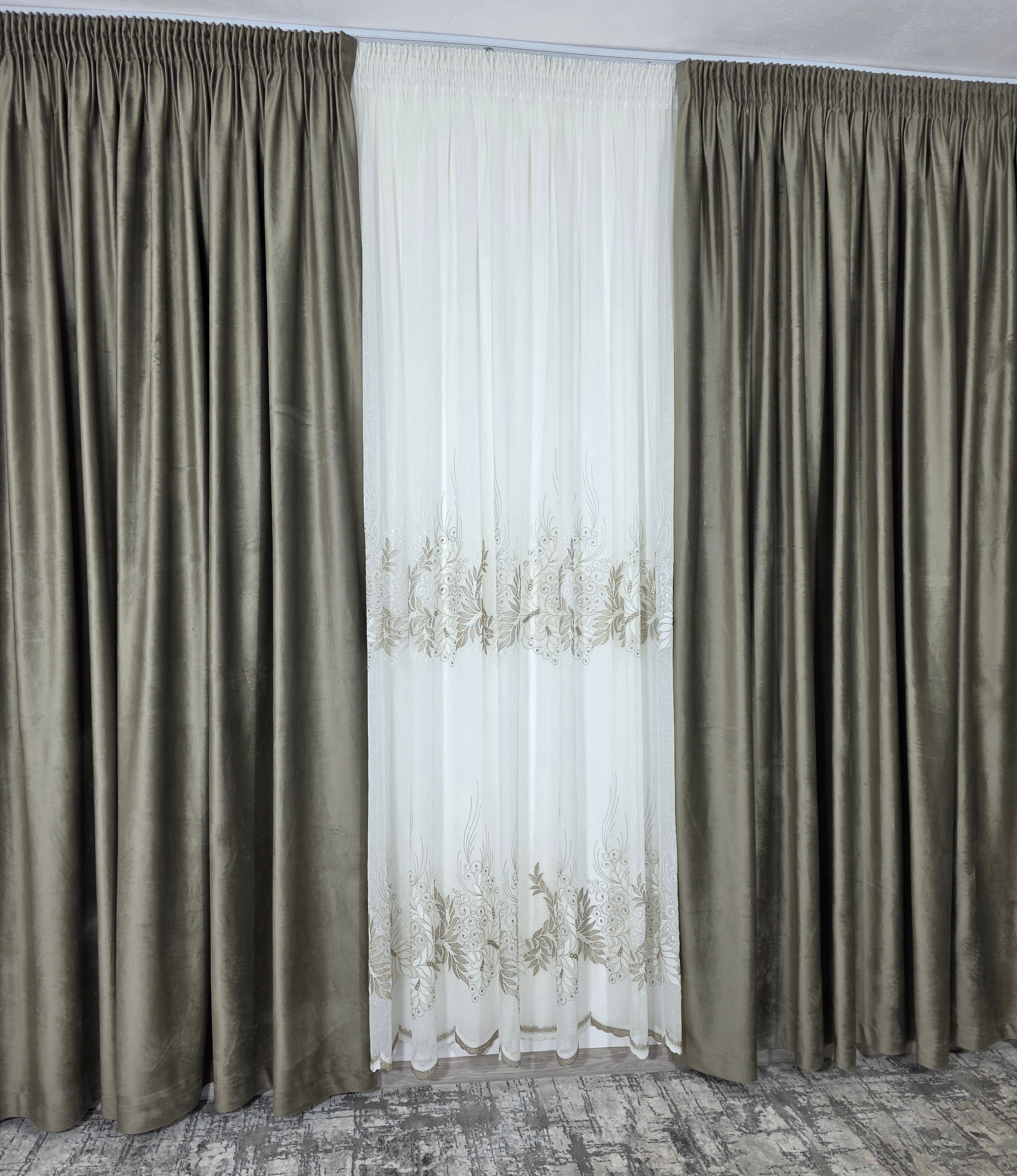 Set Amelia: perdea ivoire din in gros cu broderie bej si draperie din catifea bej inchis