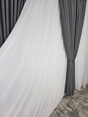 Colectia Blackout: Perdea Matase Alba Si Draperie Gri Mediu Blackout 98%