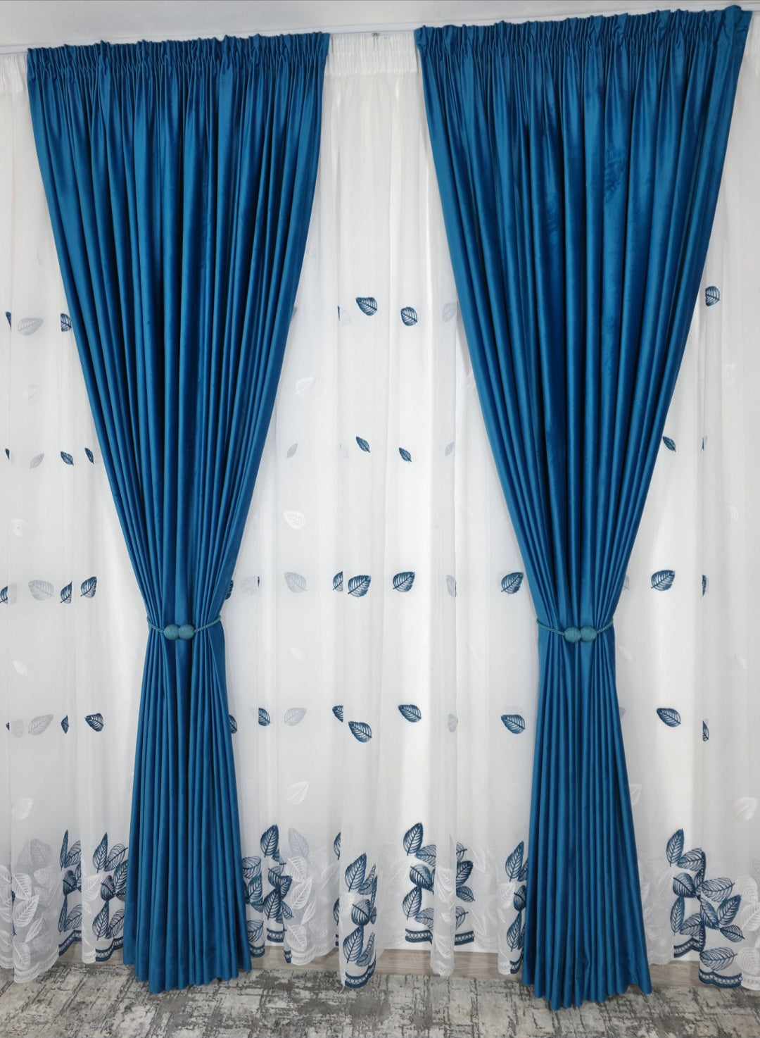 Set Maya: perdea din in cu frunze turcoaz-alb si draperie catifea turcoaz