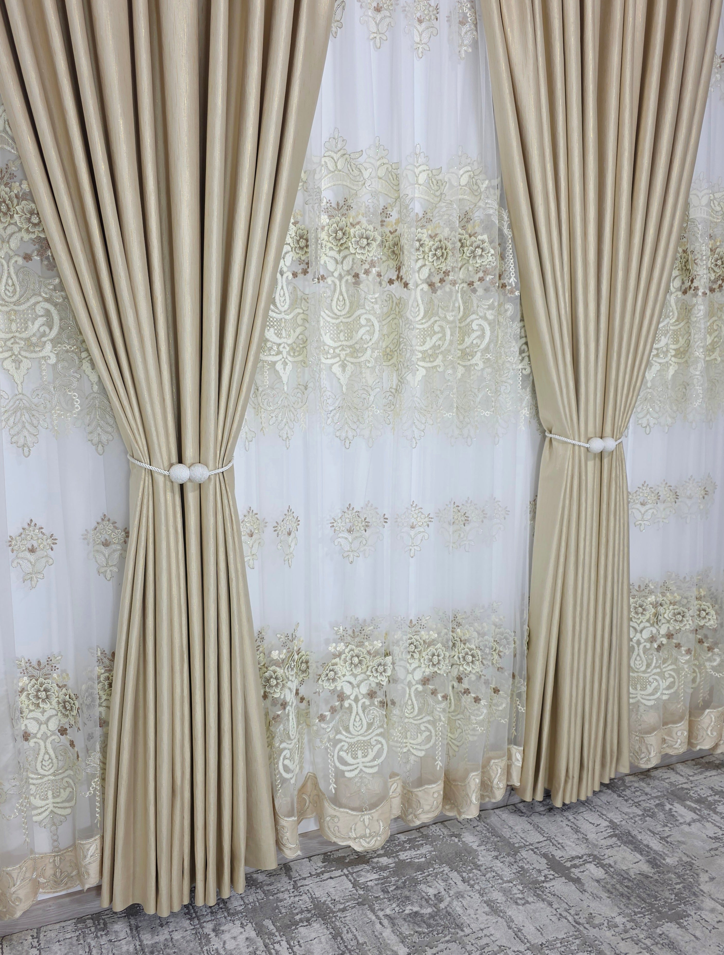 Set Luminita: Perdea Lux Cu Broderie 3d Crem Si Draperie Rolex Din Catifea Crem Auriu Cu Sclipici Auriu