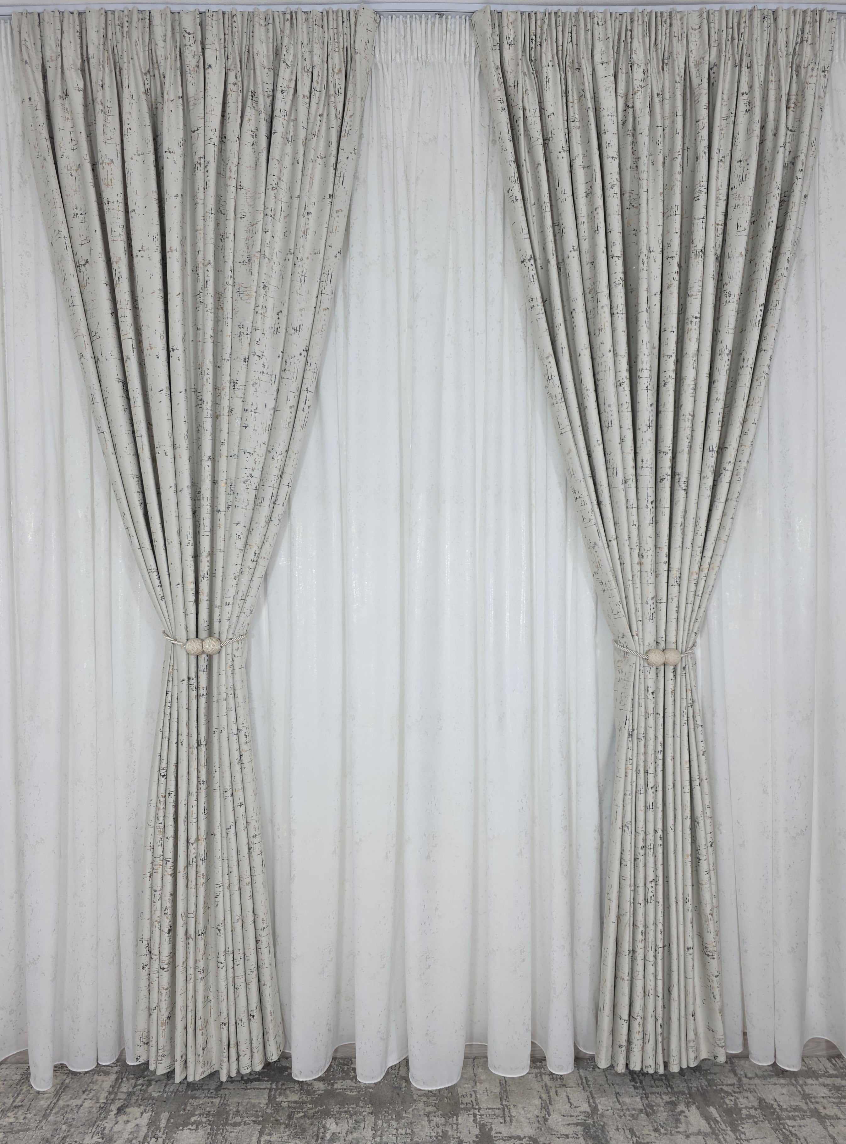 Colectia Royal: Perdea Alba Din Matase Cu Insertii Aurii Varianta 2 Si Draperie Catifea Crem Cu Insertii