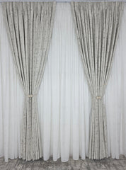 Colectia Royal: Perdea Alba Din Matase Cu Insertii Aurii Varianta 2 Si Draperie Catifea Crem Cu Insertii
