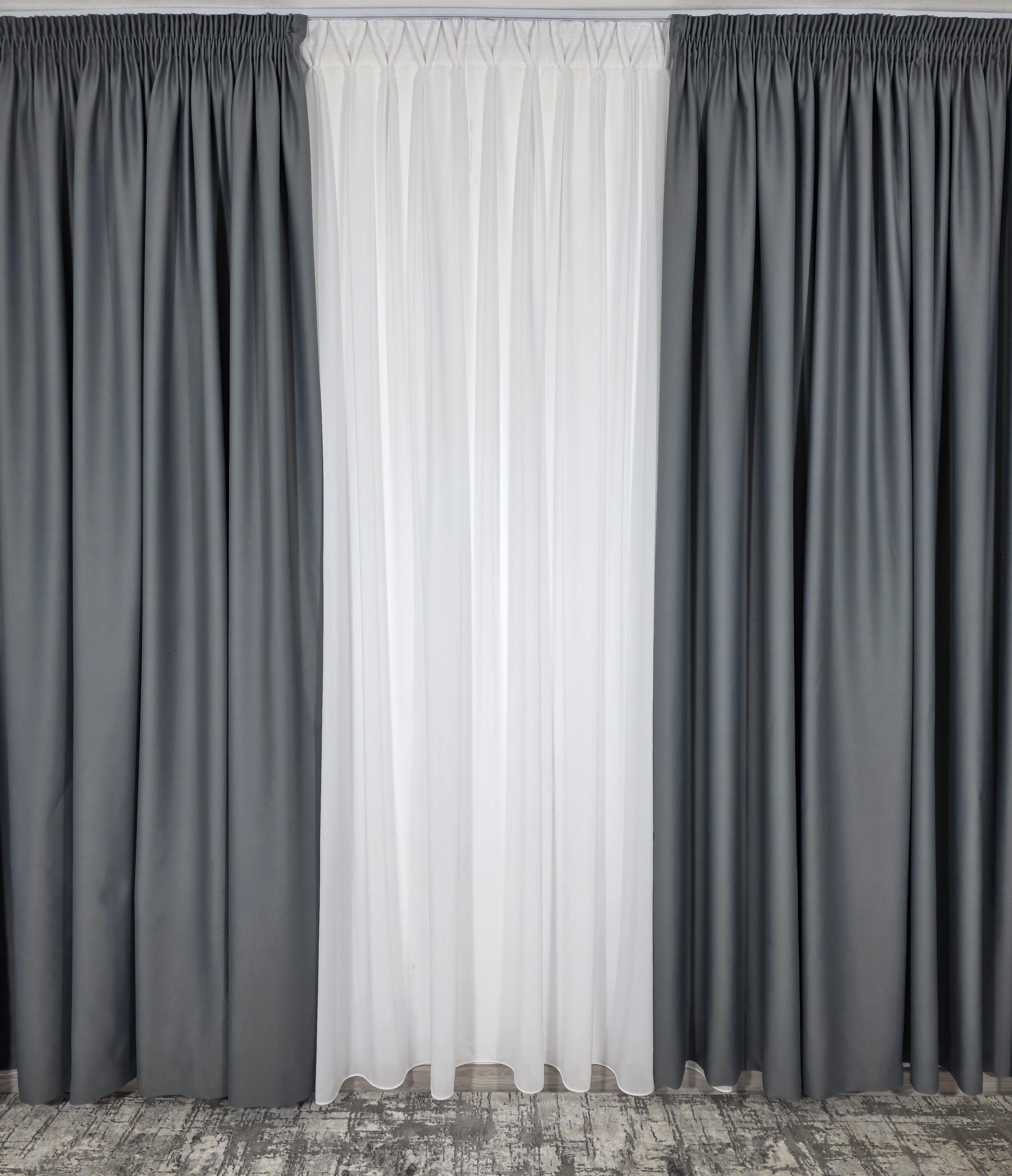 Colectia Blackout: Perdea Matase Alba Si Draperie Gri Mediu Blackout 98%