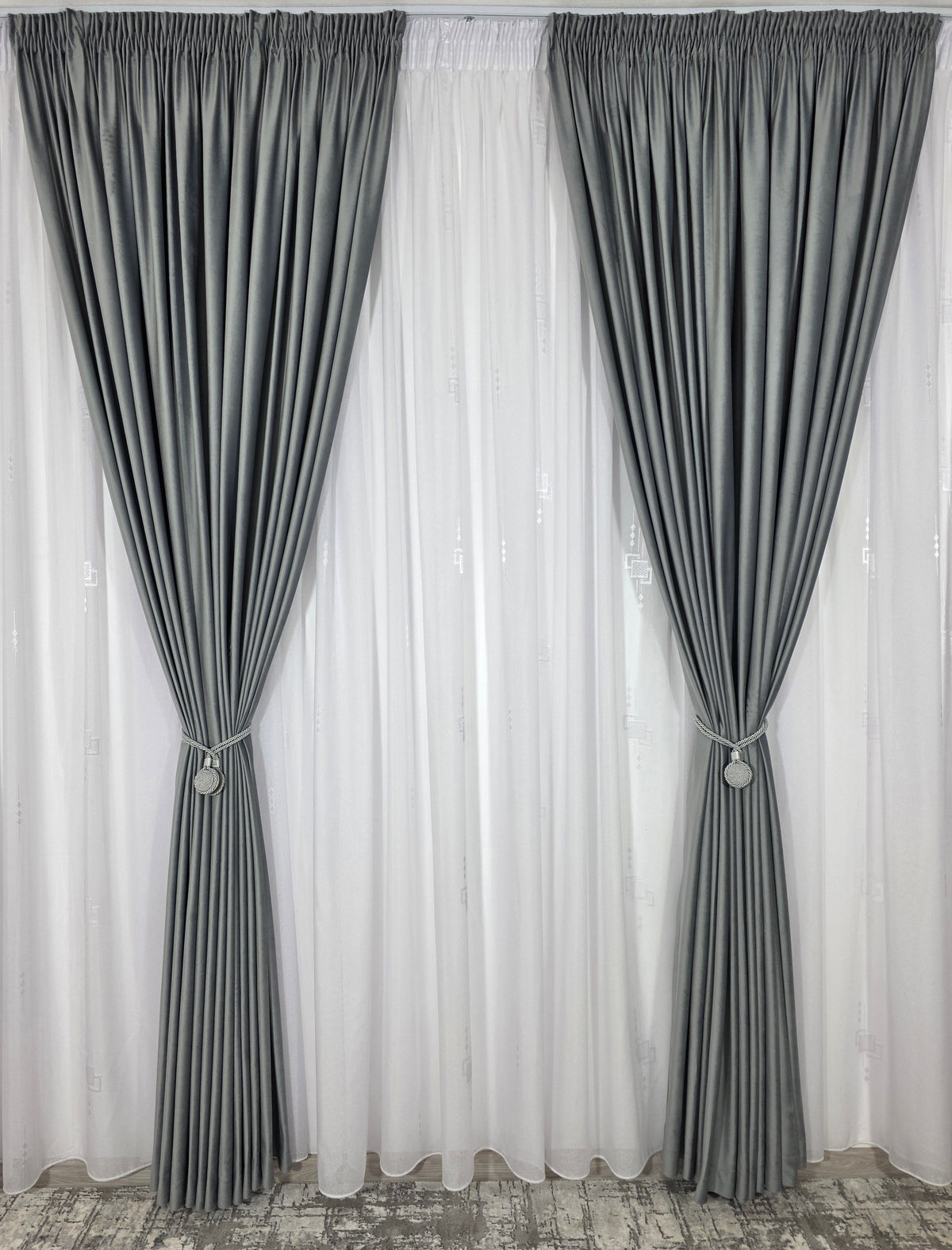 Set Mirabela: perdea alba din in cristal cu forme geometrice si draperie catifea gri deschis