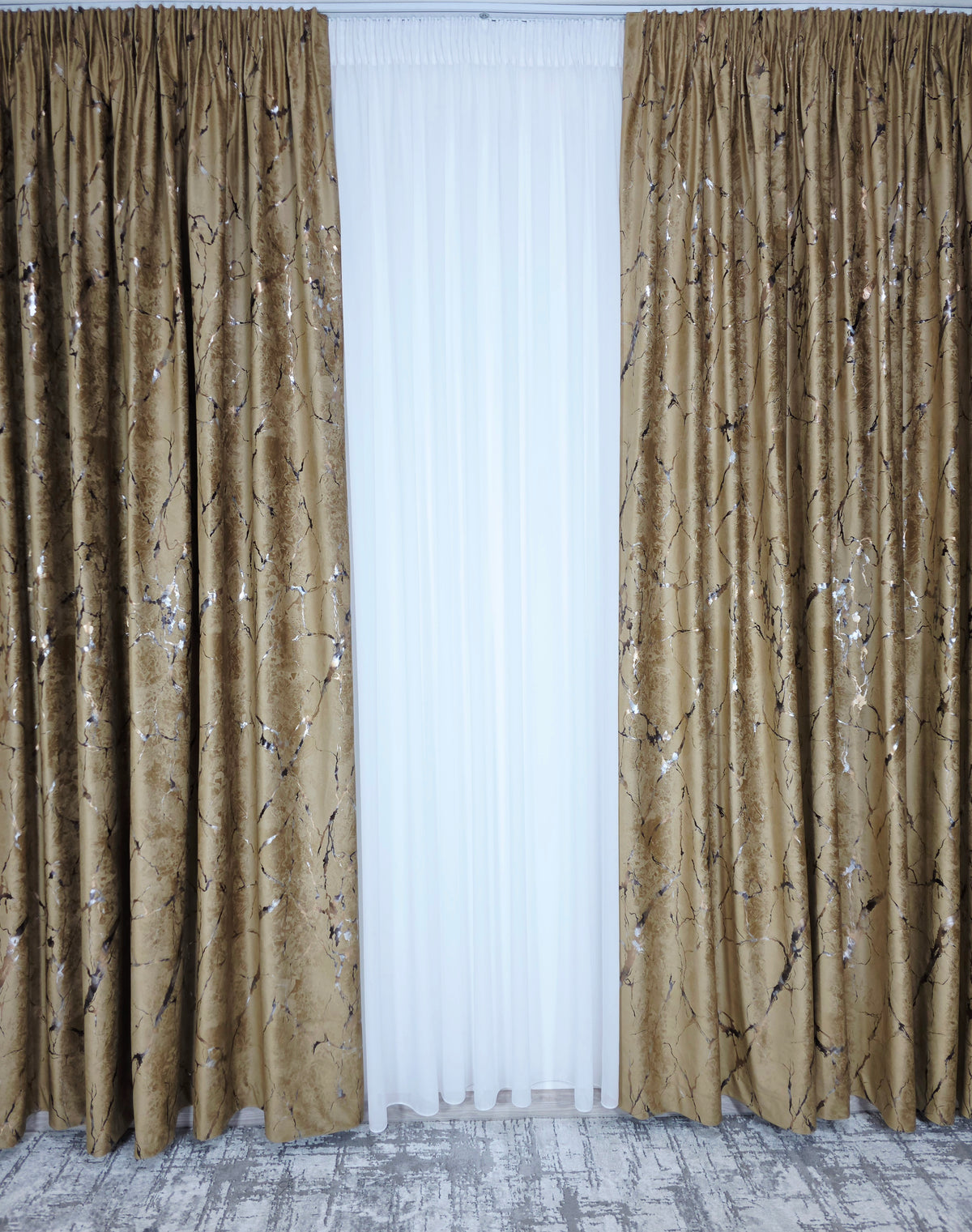 Colectia Amazon Varianta Auriu Bronz: Perdea Nesifonabila Matase Alb Imaculat și Draperie Catifea Cu Insertii Aurii