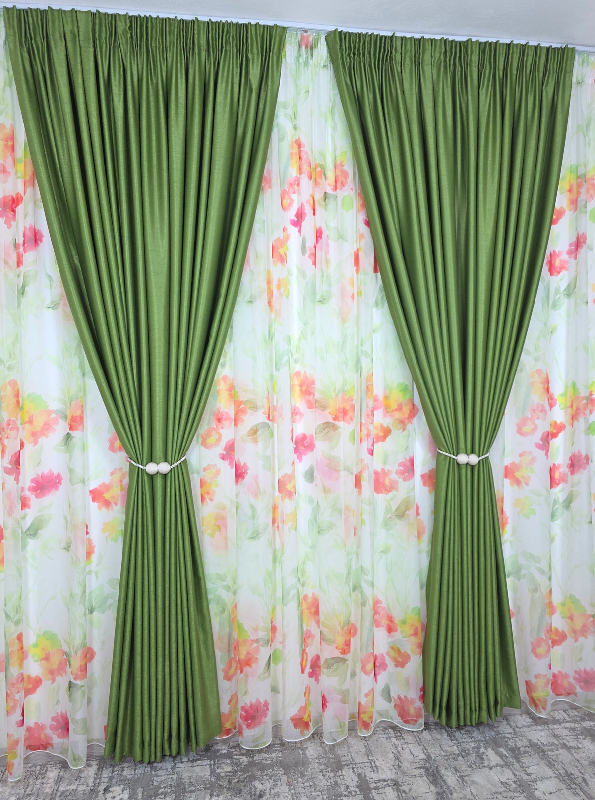Superpret*Ideal pentru living si dormitor cu pat sau canapea verde olive, pereti albi si mobilier alb sau lemn natur - Set Primavara in Verde: Perdea din Voal cu Model Floral si Draperie Soft Verde Olive - confectionat pe comanda