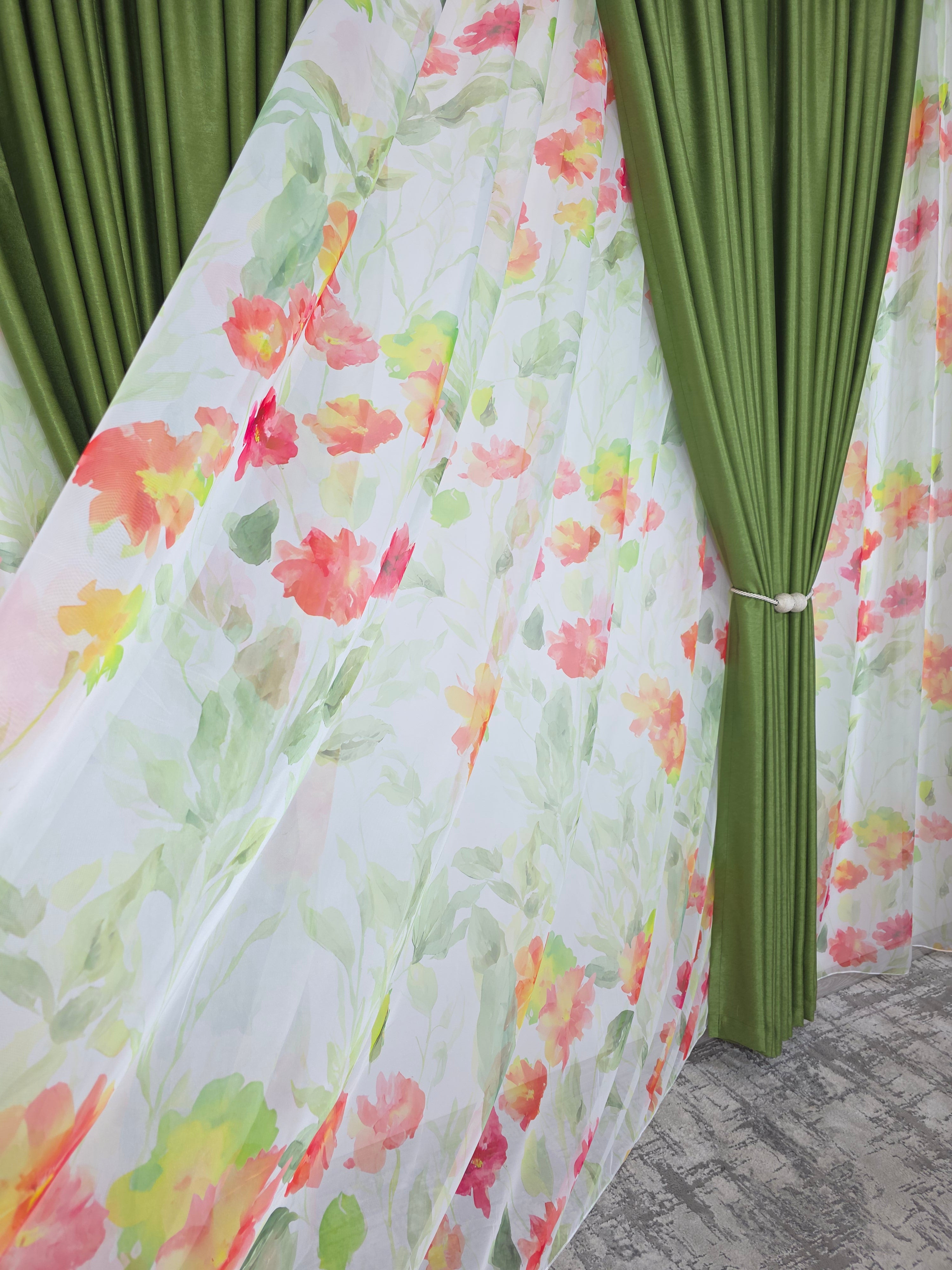Set Primăvară în Verde: Perdea Din Voal Cu Model Floral Si Draperie Soft Verde Olive Semi-Opaca