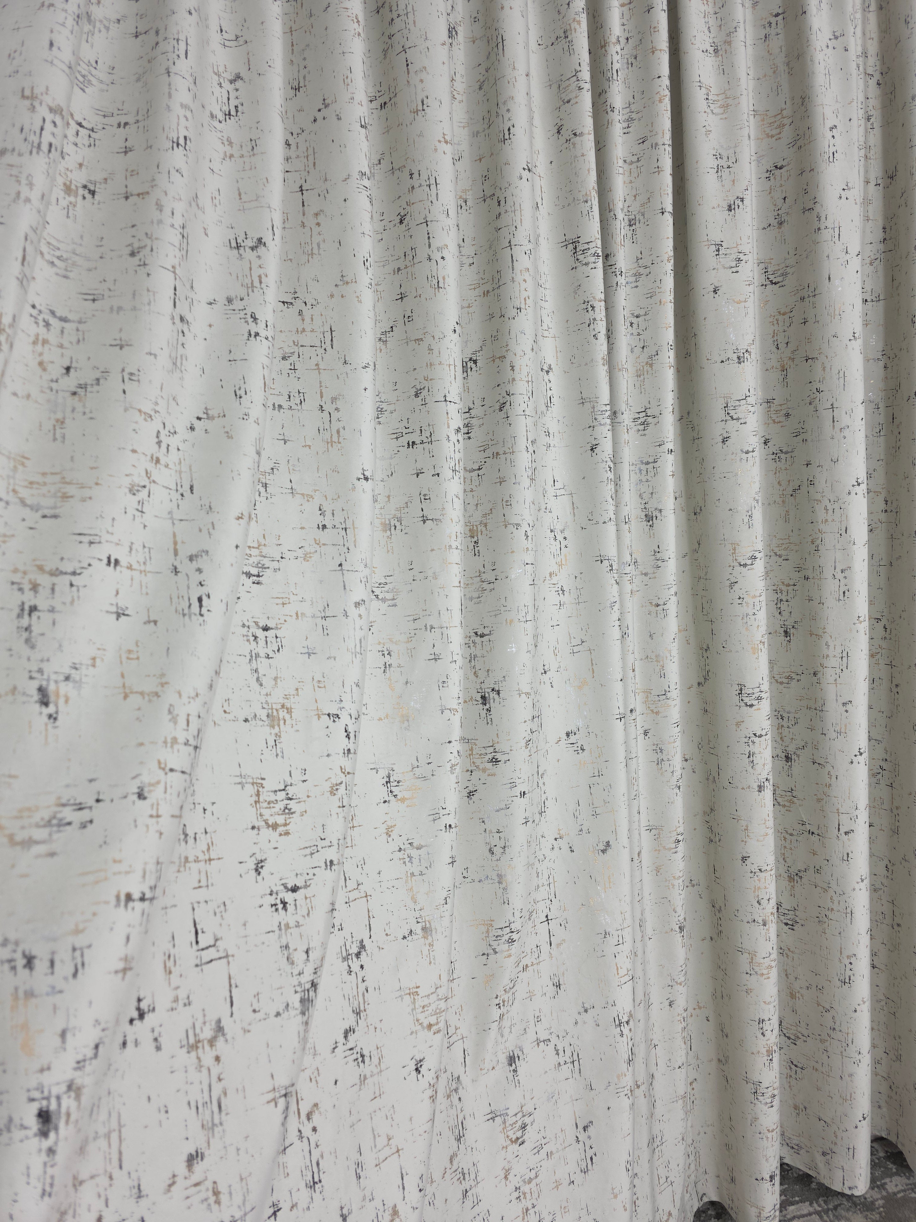 Colectia Royal: Perdea Alba Din Matase Cu Insertii Aurii Varianta 2 Si Draperie Catifea Crem Cu Insertii