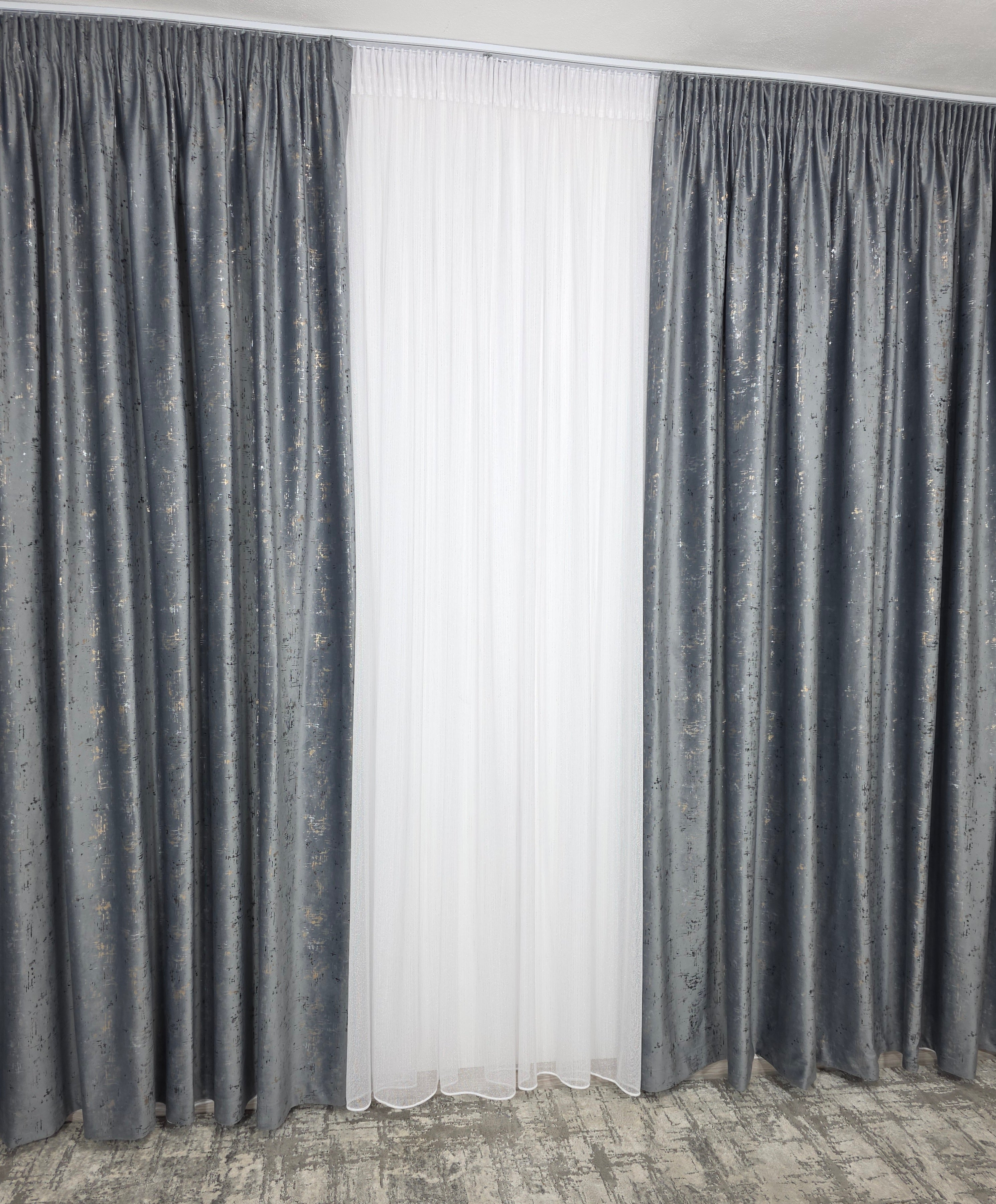 Colectia Pandantiv: Perdea Alba Din Borangic Cu Sidef Argintiu Si Draperie Din Catifea Gri Inchis Cu Insertii