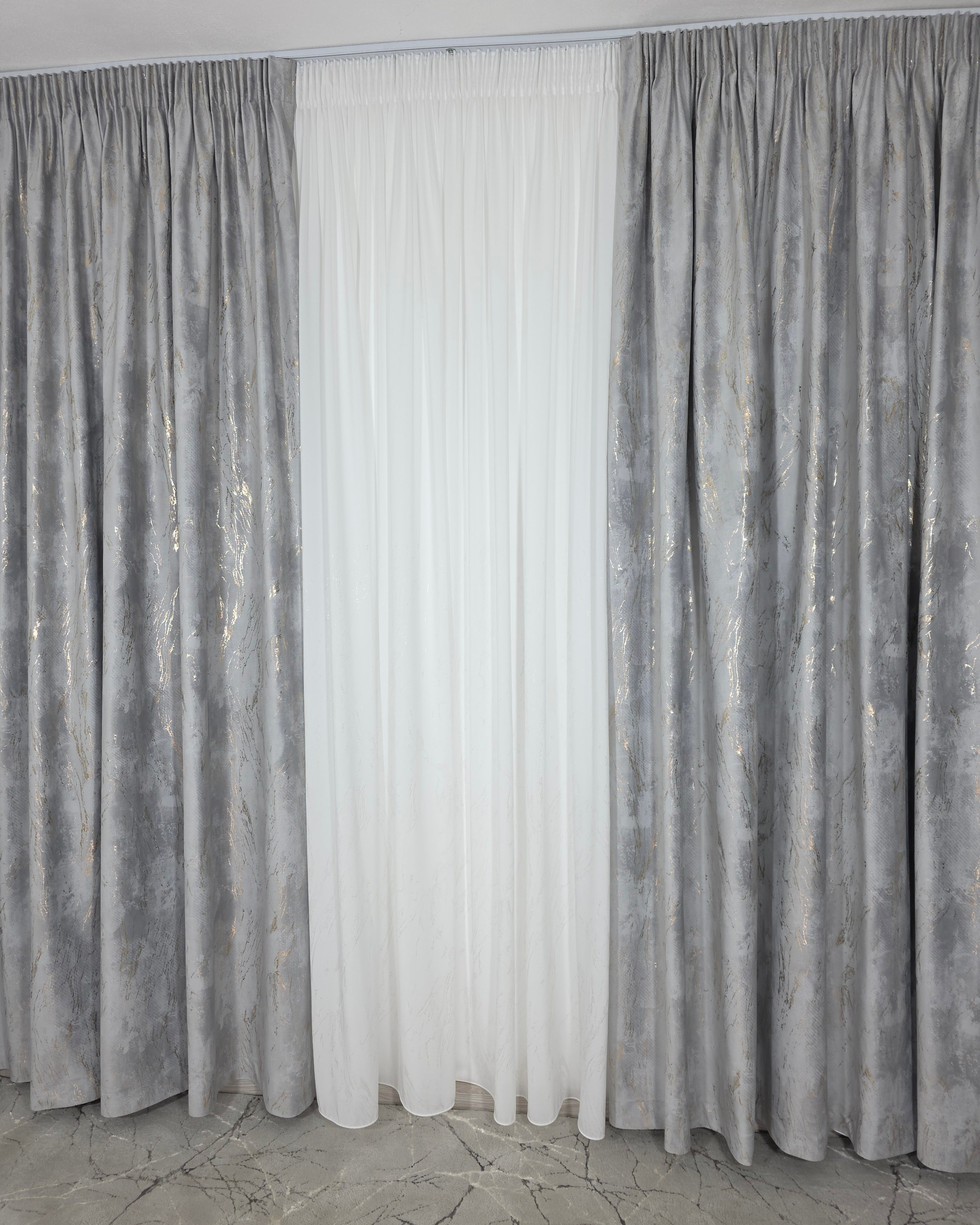 Colectia Venetia: perdea din matase cu insertii aurii varianta 3 si draperie din catifea cu insertii aurii - Gri deschis