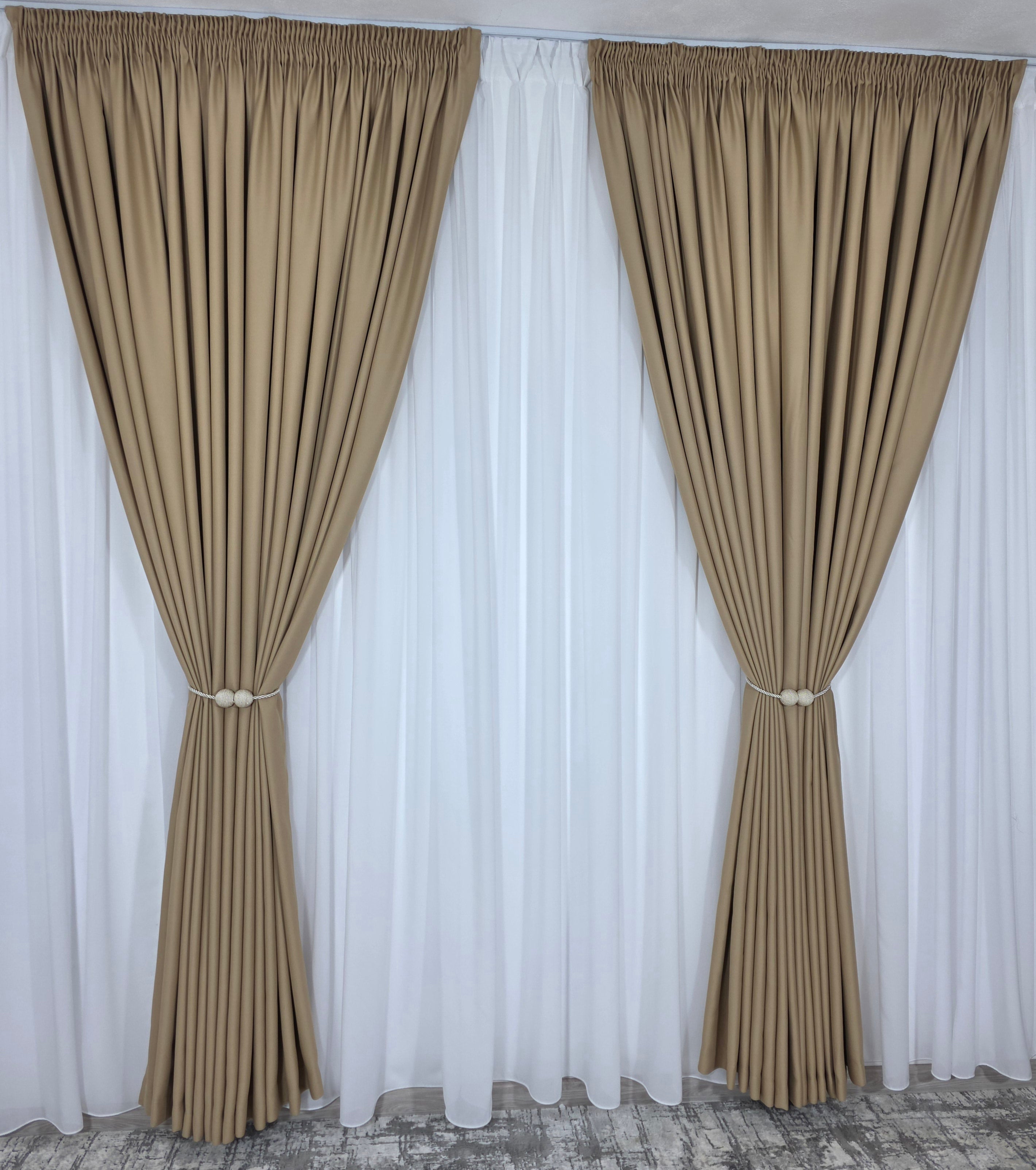Colectia Blackout: Perdea Matase Alba Si Draperie Capucino Blackout 80%
