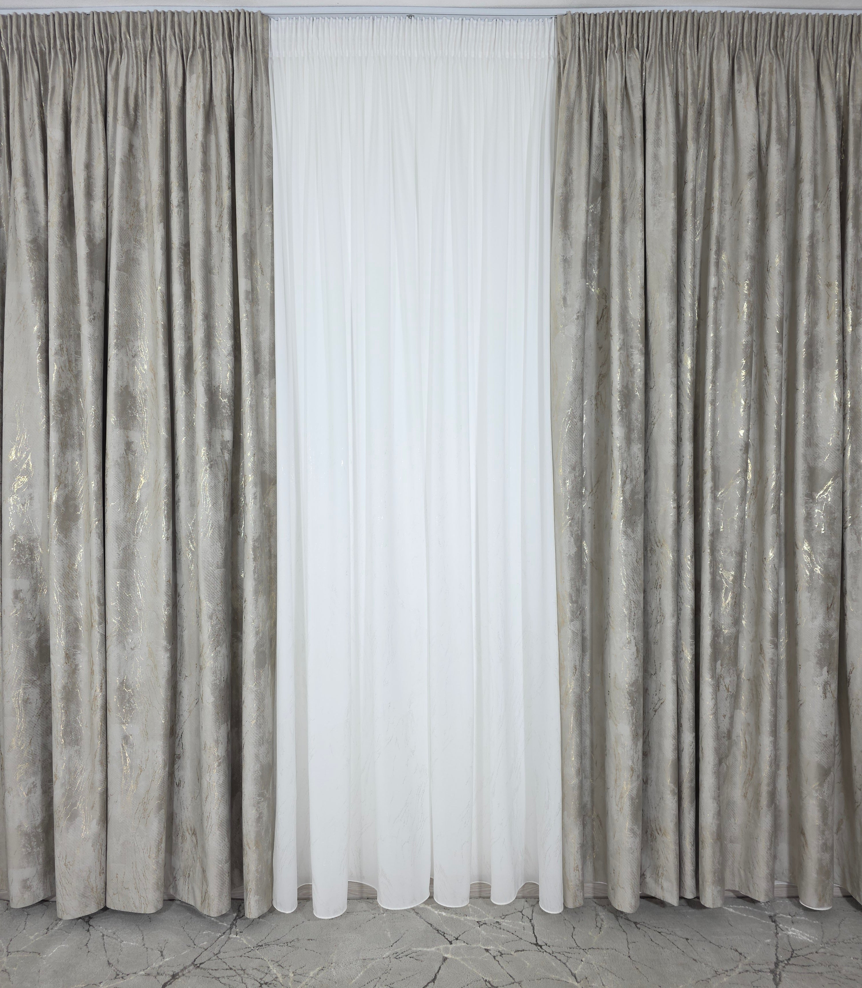 Colectia Venetia: perdea din matase cu insertii aurii varianta 3 si draperie din catifea cu insertii aurii - Grej