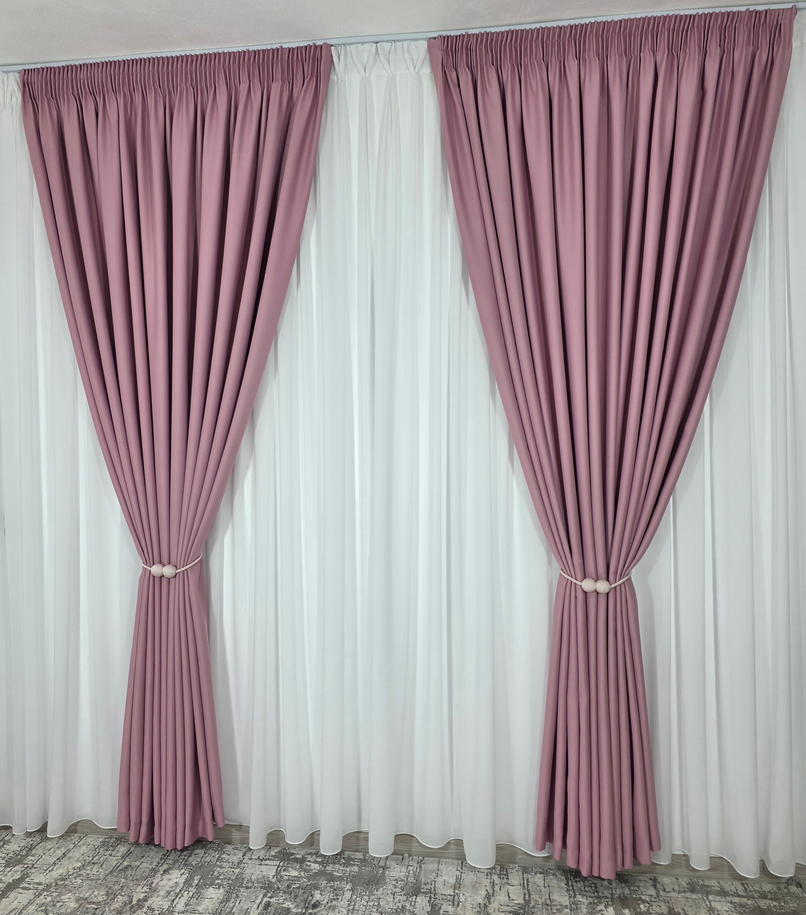 Colectia Blackout: Perdea Matase Alba Si Draperie Roz Blackout 80%