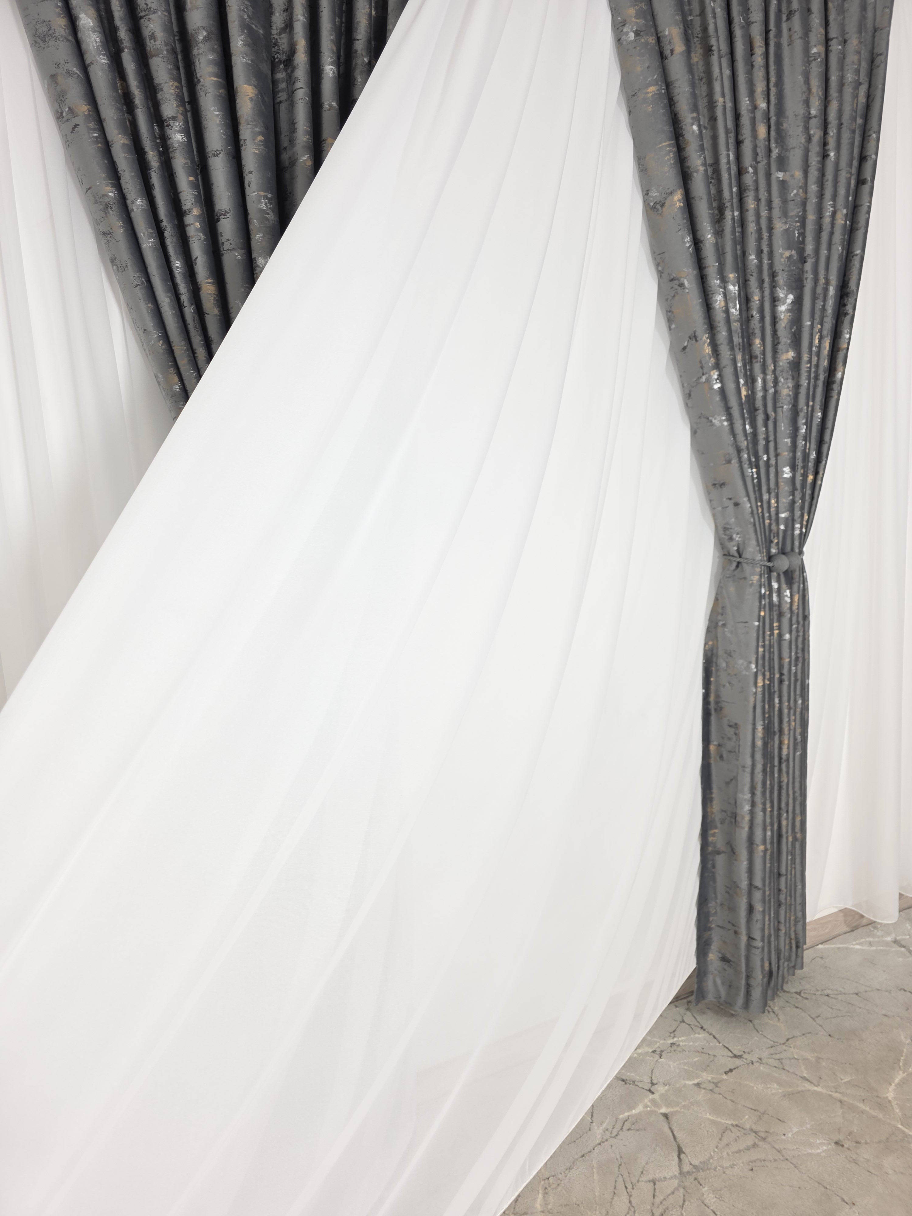 Colectia Elegance: Perdea Voal Premium Si Draperie Catifea Gri Inchis Cu Insertii model Golden