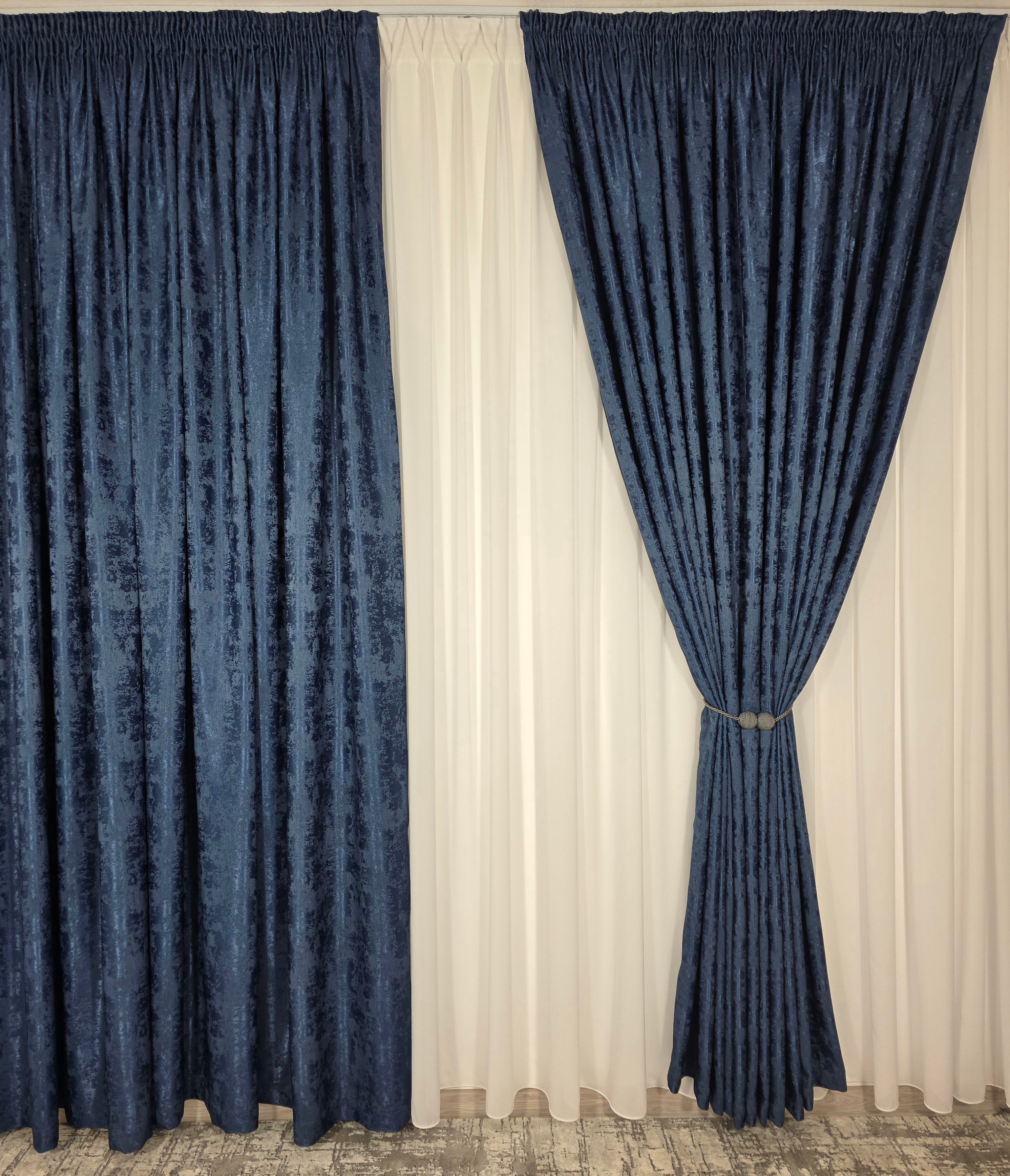 Colectia Decorativa: Perdea Ivoire Simpla si Draperie Tip Vopsea-Albastru Inchis