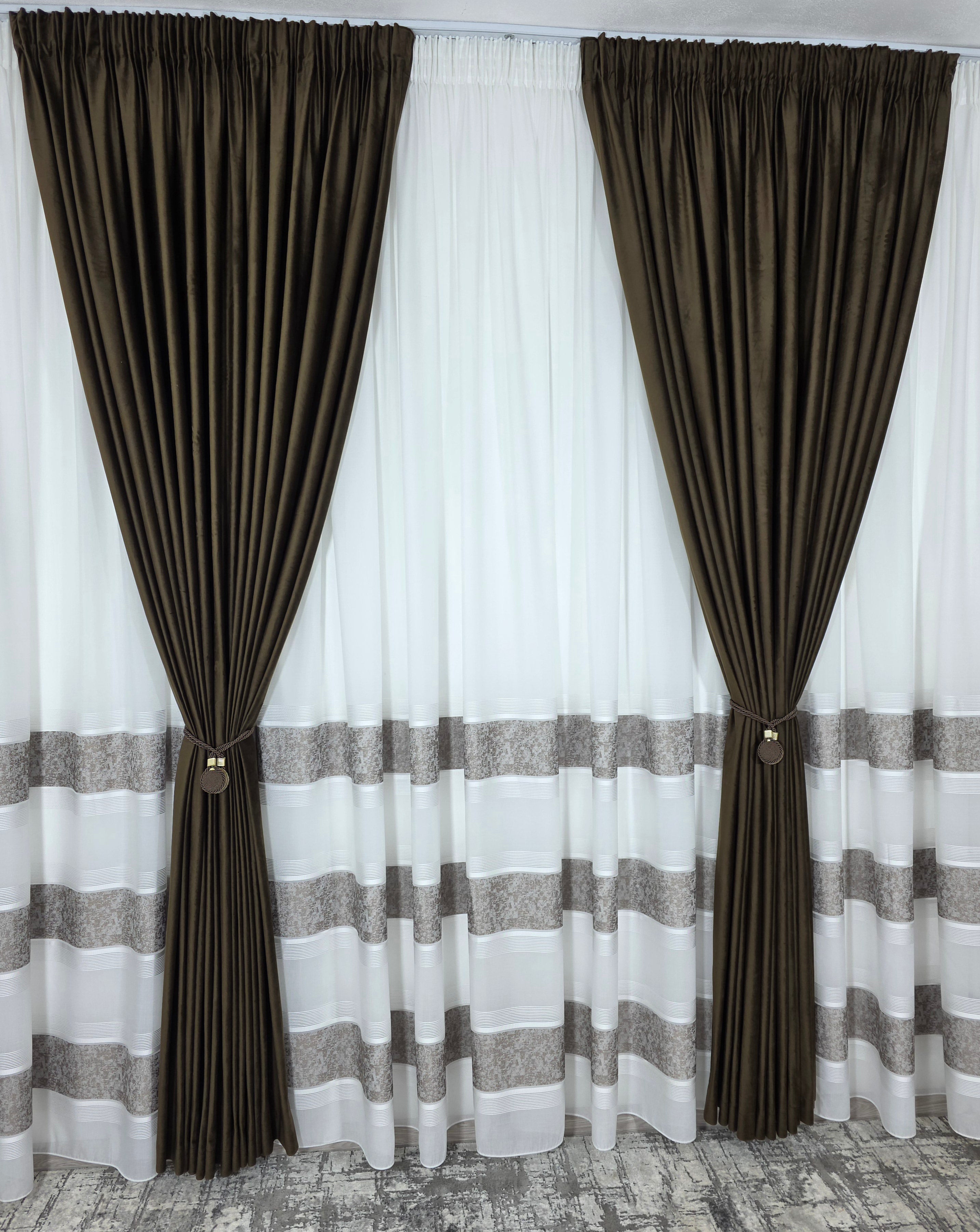 Set Rafaela: perdea din in cristal cu benzi capucino si draperie catifea maro blackout 90%