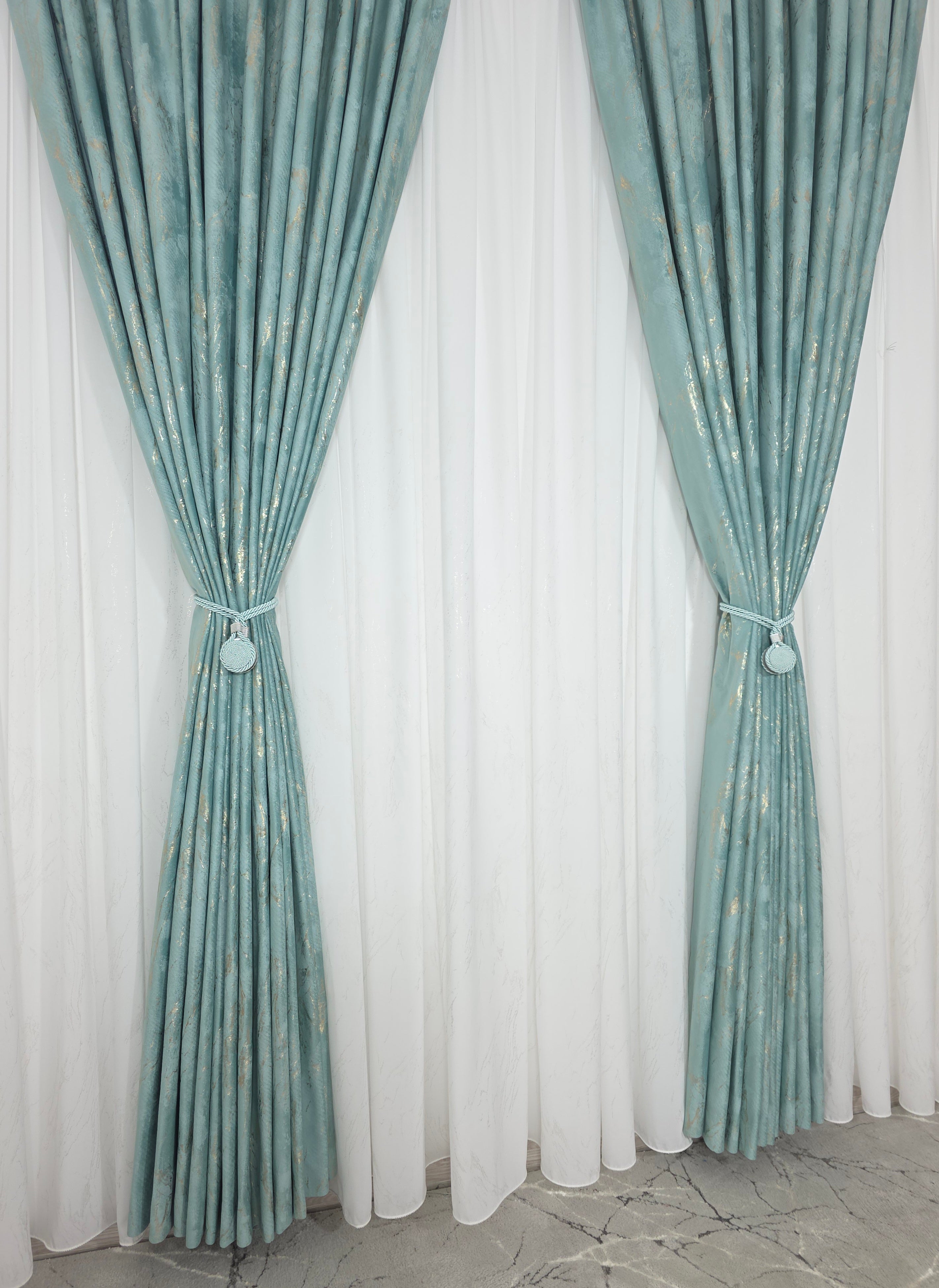 Colectia Venetia: perdea din matase cu insertii aurii varianta 3 si draperie din catifea cu insertii aurii - Verde Menta
