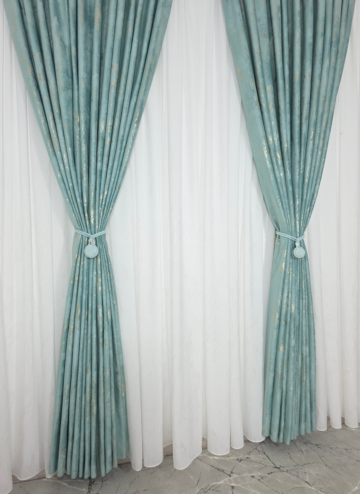 Colectia Venetia – Perdea din Matase cu Insertii Aurii Varianta 3 si Draperie Catifea Verde Menta cu Insertii Aurii – Ideal pentru Livinguri Luminoase cu Canapele Crem, Mobilier Alb si Accente Aurii – Confectionat pe Comanda