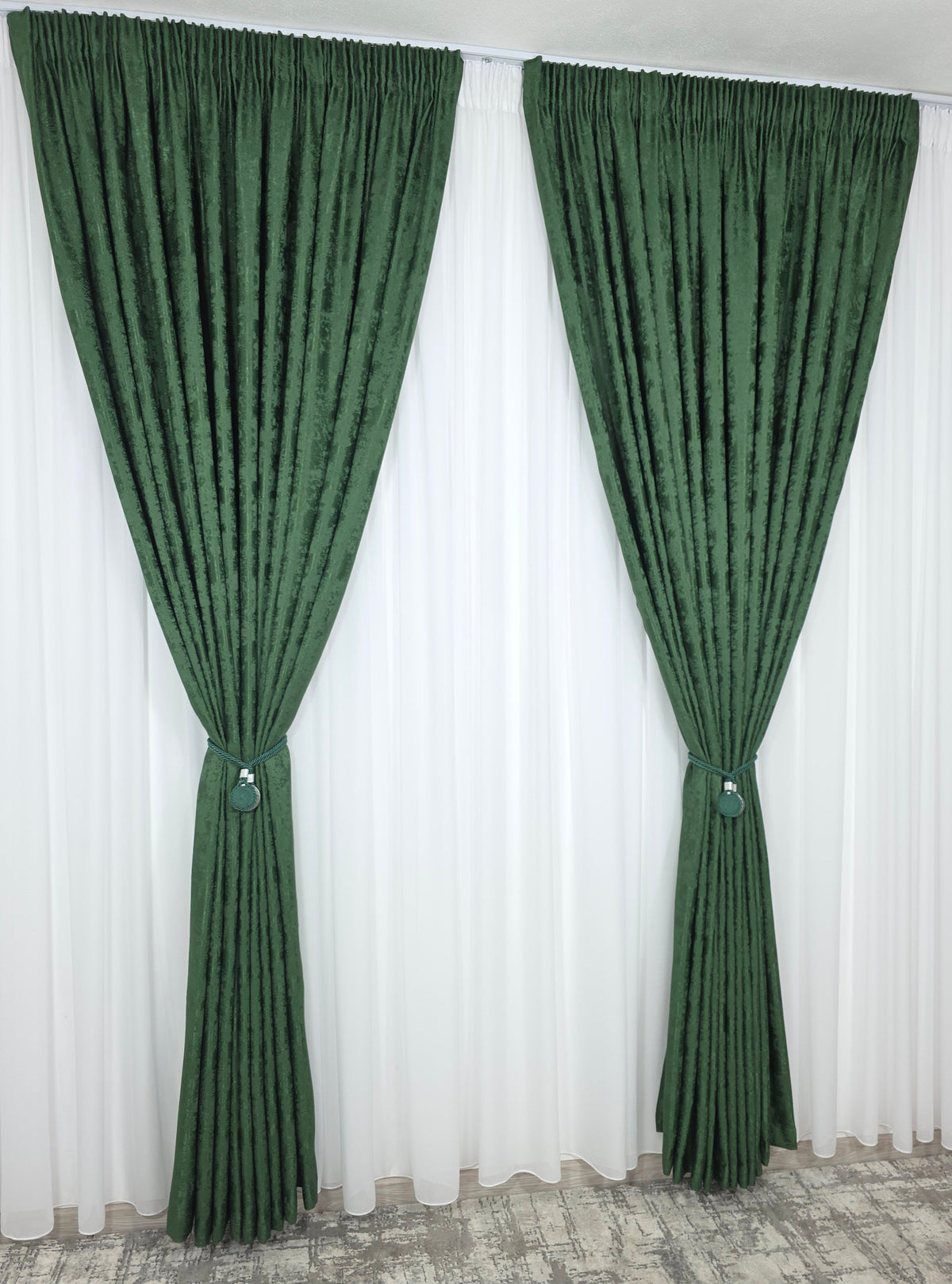 Colectia Decorativa – Perdea Alba Simpla din Voal si Draperie Tip Decorativa Verde Smarald – Ideal pentru Livinguri Elegante cu Canapele Crem, Mobilier Maro sau Gri si Accente Aurii – Confectionat pe Comanda