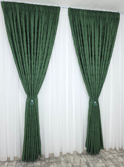 Colectia Decorativa – Perdea Alba Simpla din Voal si Draperie Tip Decorativa Verde Smarald – Ideal pentru Livinguri Elegante cu Canapele Crem, Mobilier Maro sau Gri si Accente Aurii – Confectionat pe Comanda