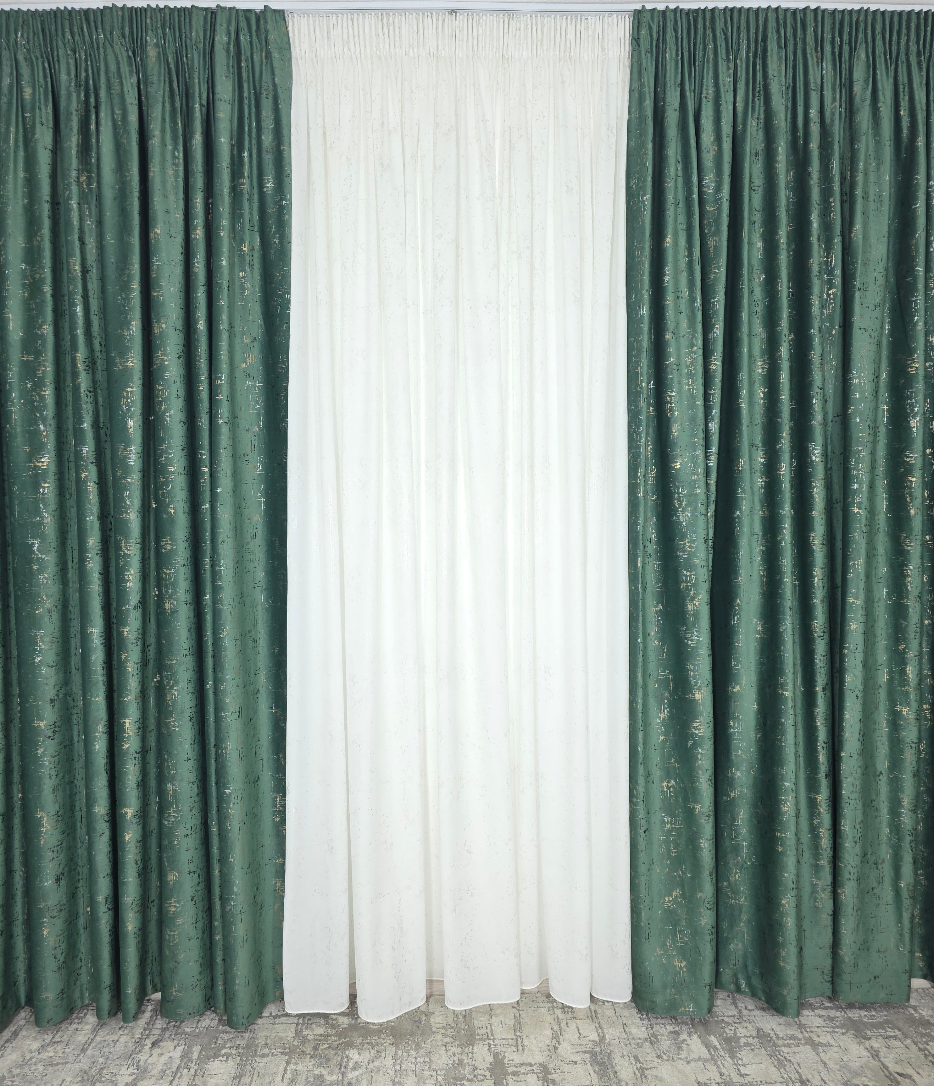 Colectia Royal: Perdea Alba Din Matase Cu Insertii Aurii Varianta 2 Si Draperie Catifea Verde Smarald Cu Insertii