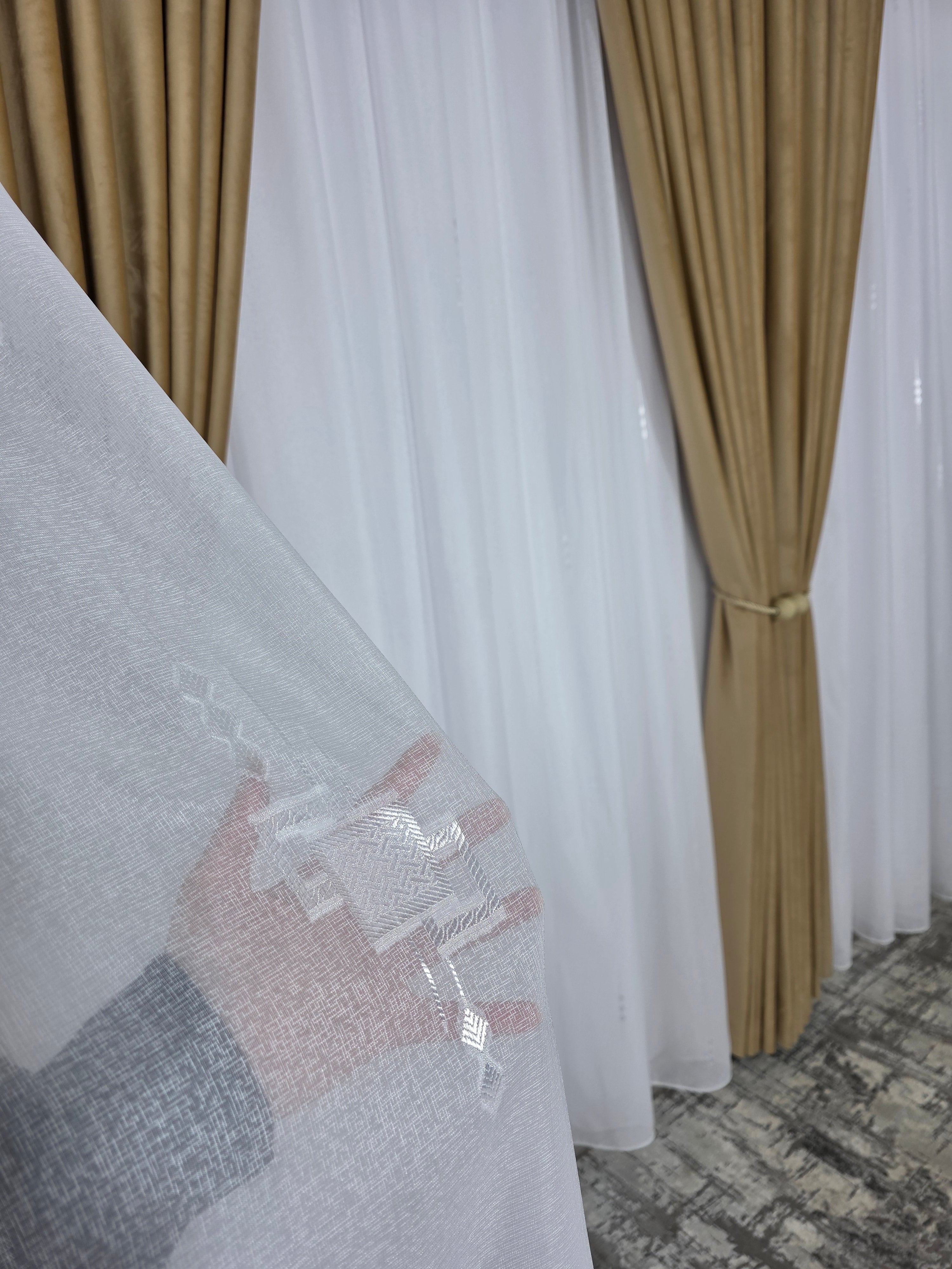 Set Alina: perdea in cristal alb cu forme geometrice si draperie catifea miere