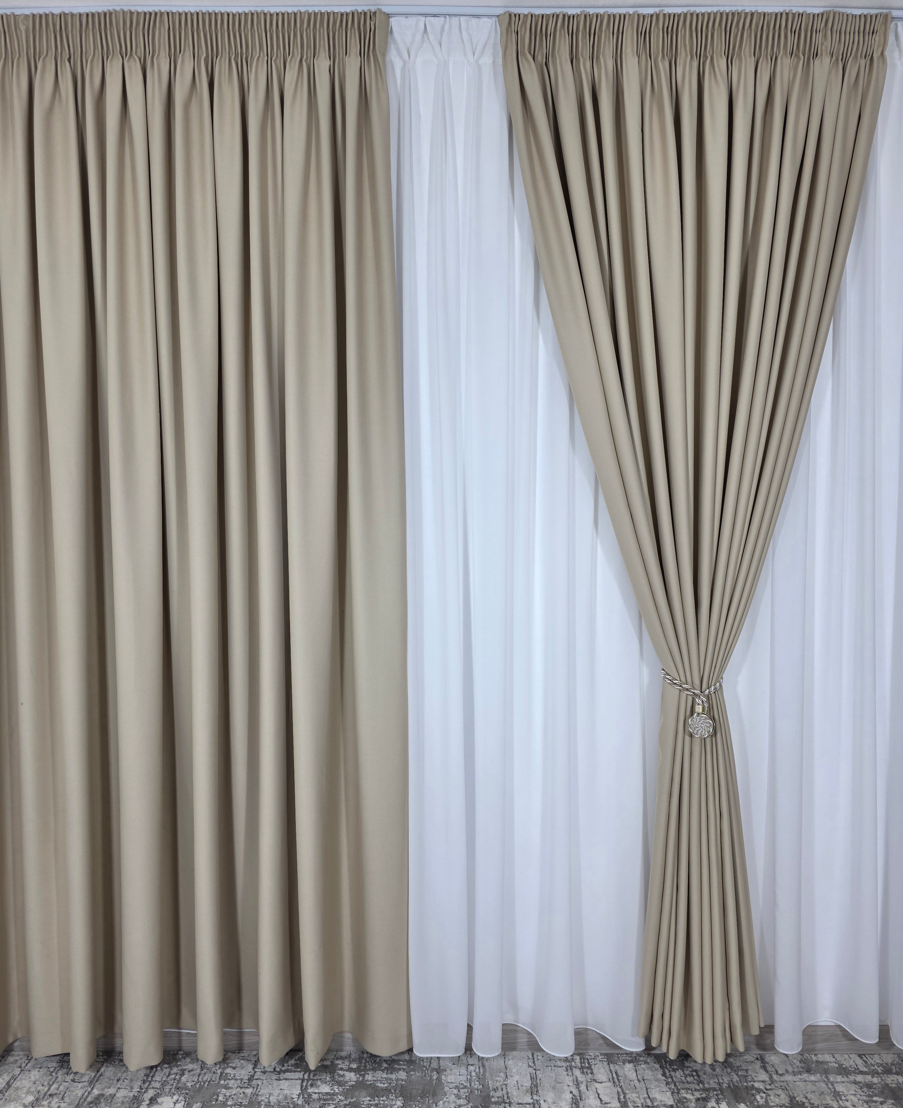 Colectia Blackout: Perdea Din Matase Alba Si Draperie Crem Blackout 80%